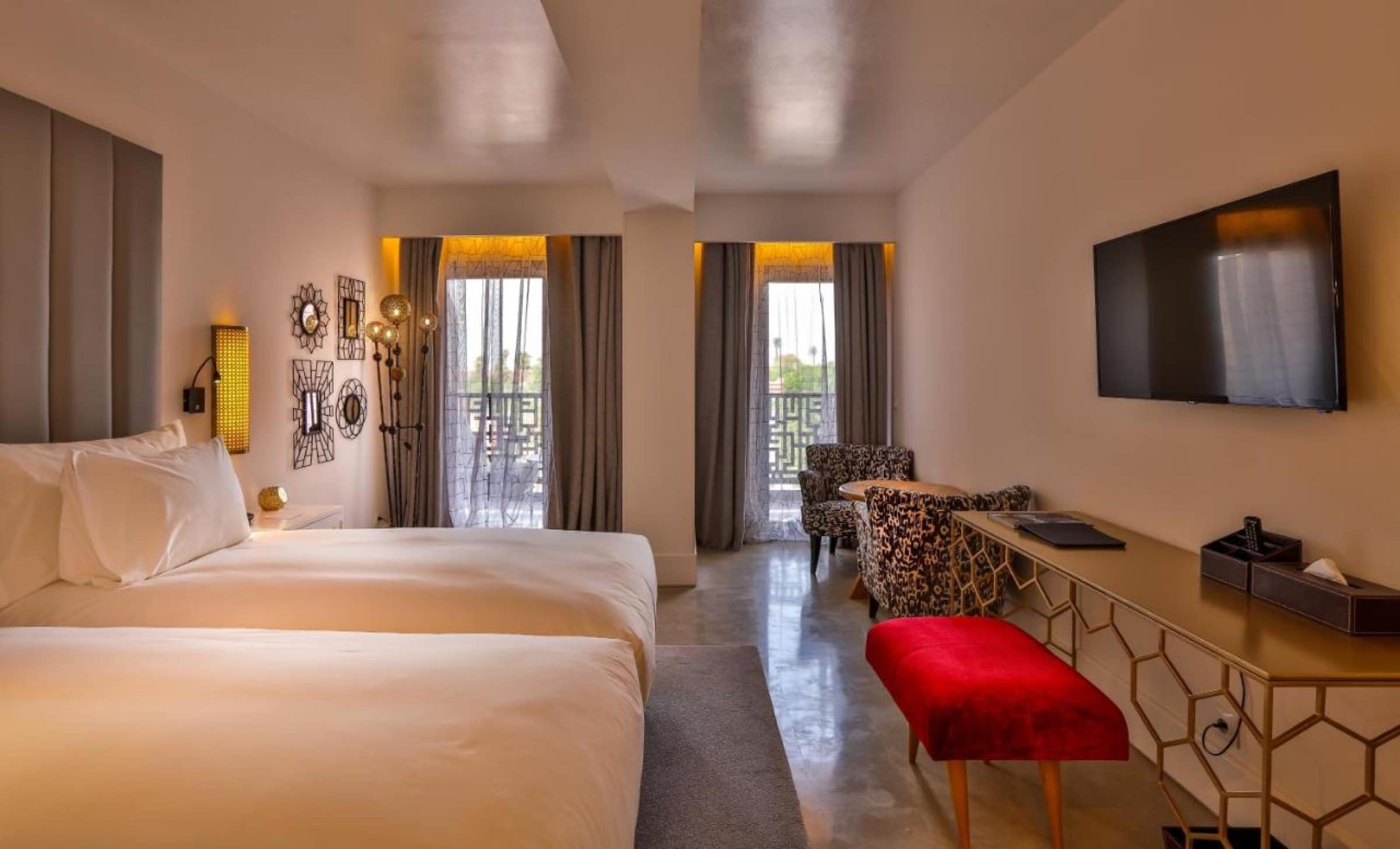 Une chambre Art déco, miroirs en fer forgé et balcon sur la ville