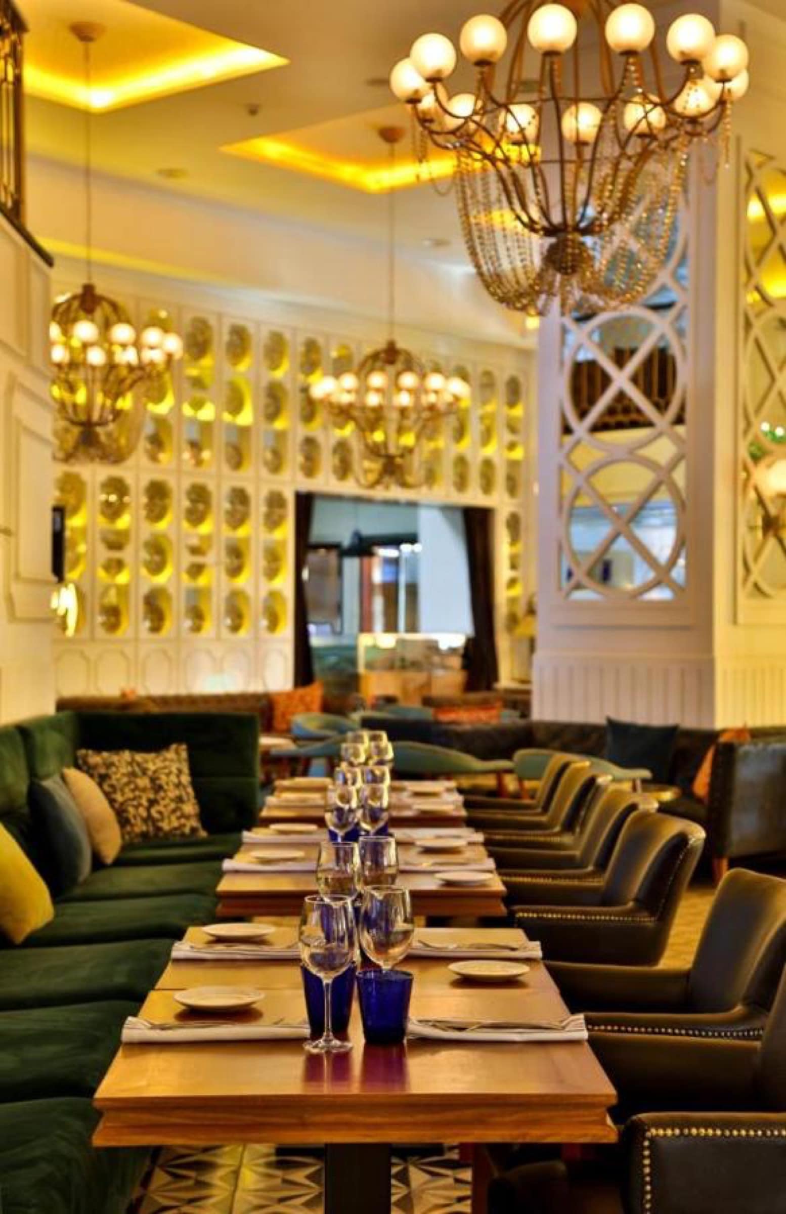 Le restaurant, lustres à perles et banquettes de velours