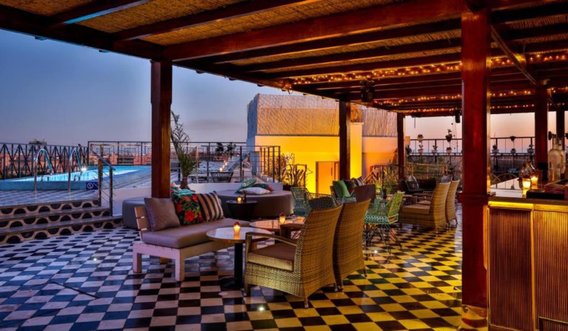 Le Lola Skylounge sur le toit, piscine et vue ville au couchant