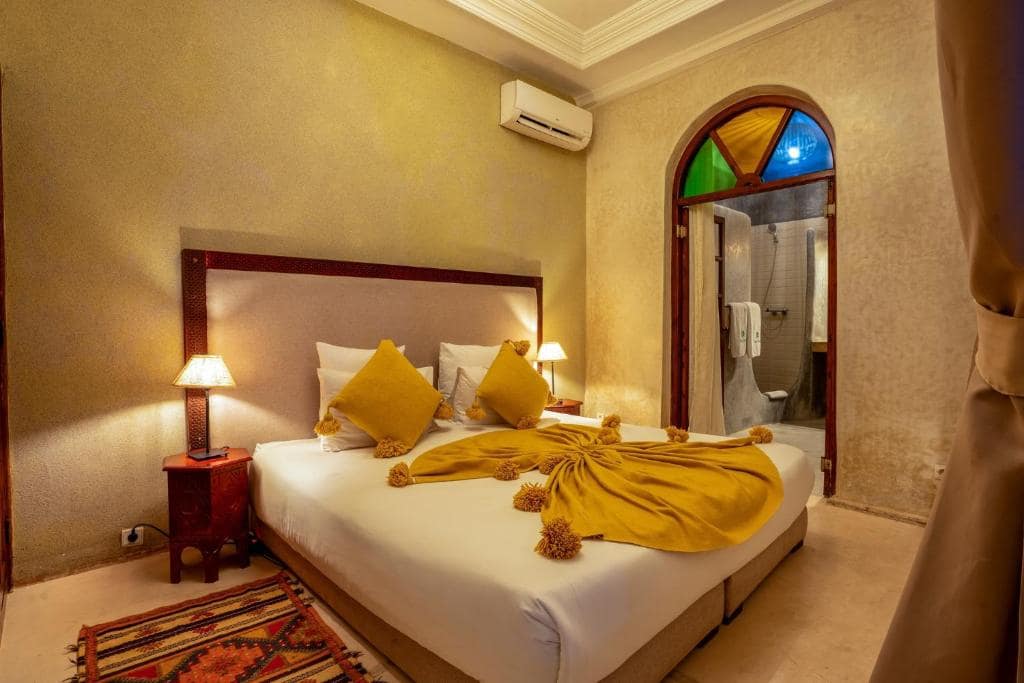 Une chambre, tons crème et jaune safran