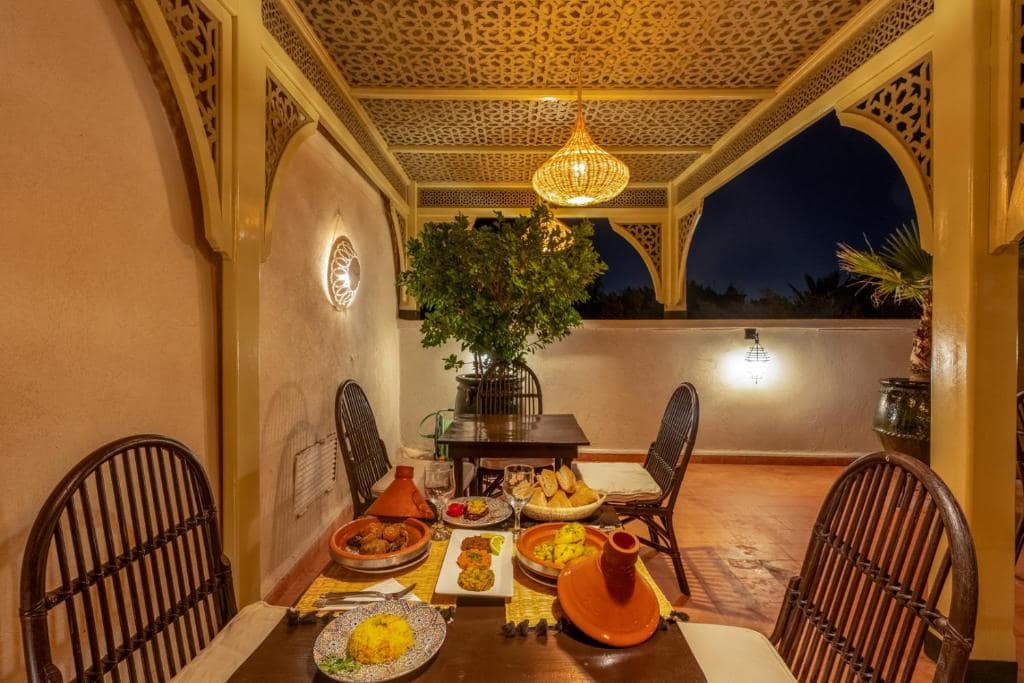 La table dressée sous la pergola, le soir