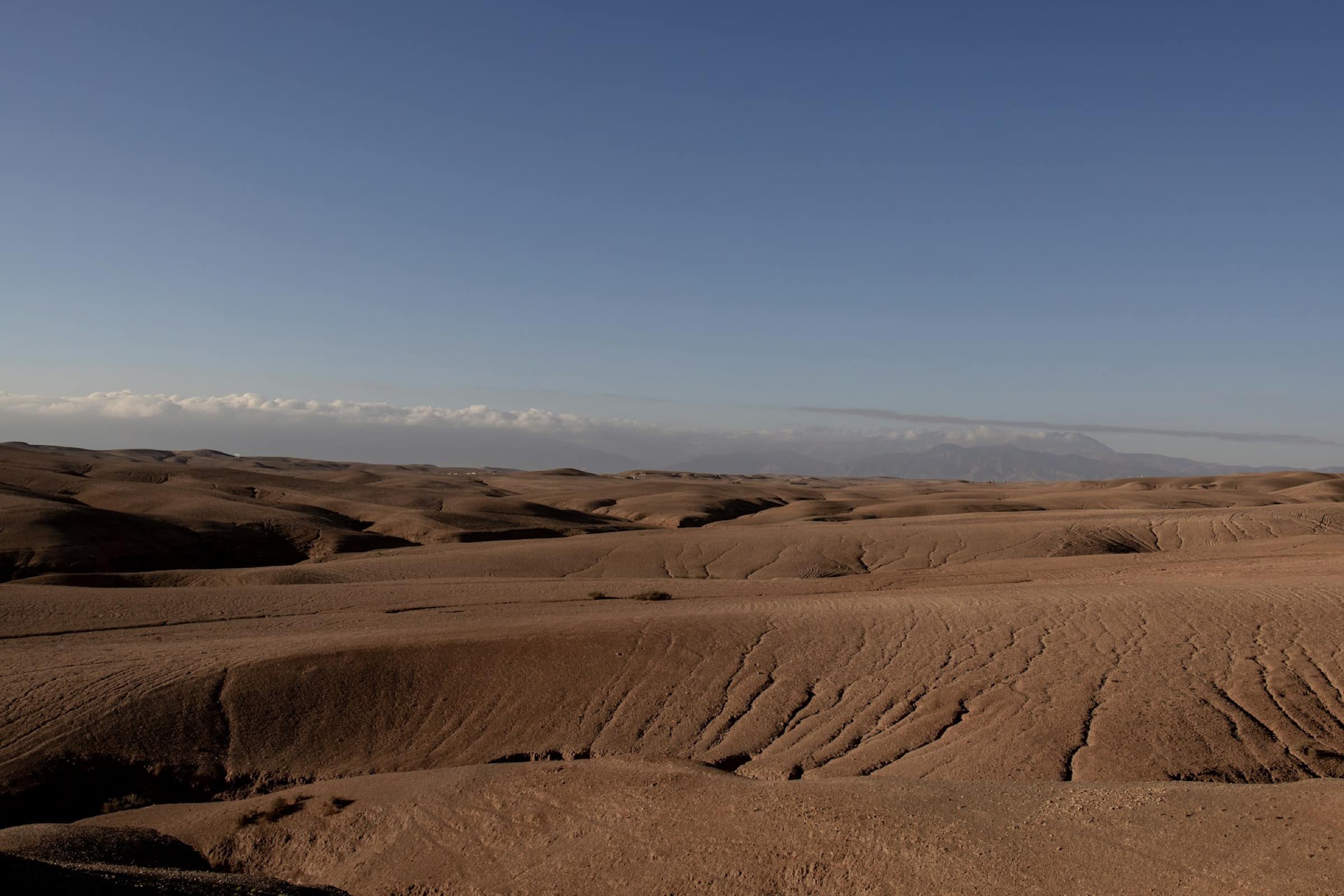 Le reg d'Agafay, ses collines de pierre face à l'Atlas - sans une dune.