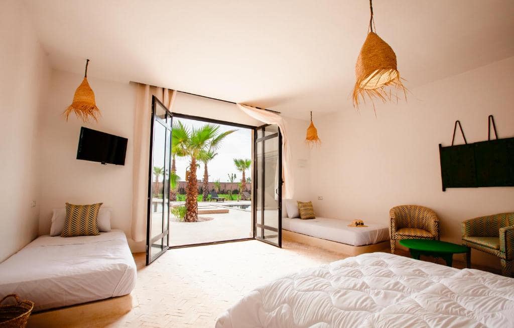 Une chambre ouverte de plain-pied sur le jardin