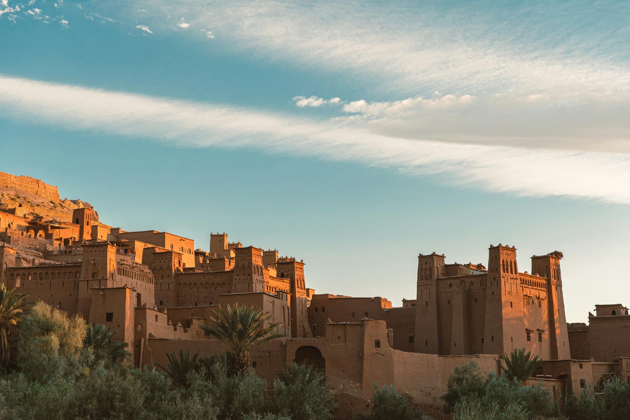 Les tours de pisé du ksar au soleil couchant.