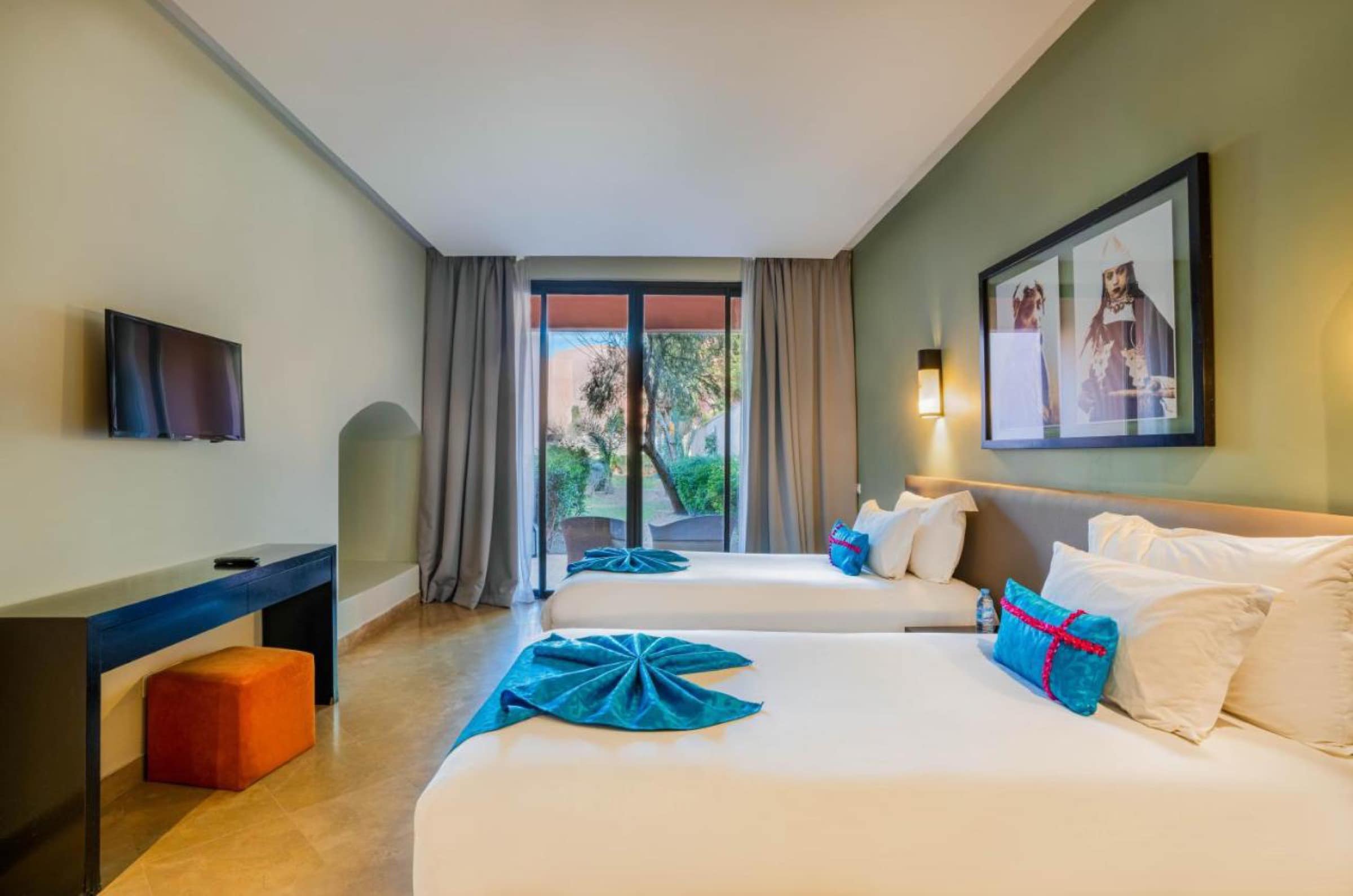 Une chambre verte, portraits berbères et vue sur le jardin