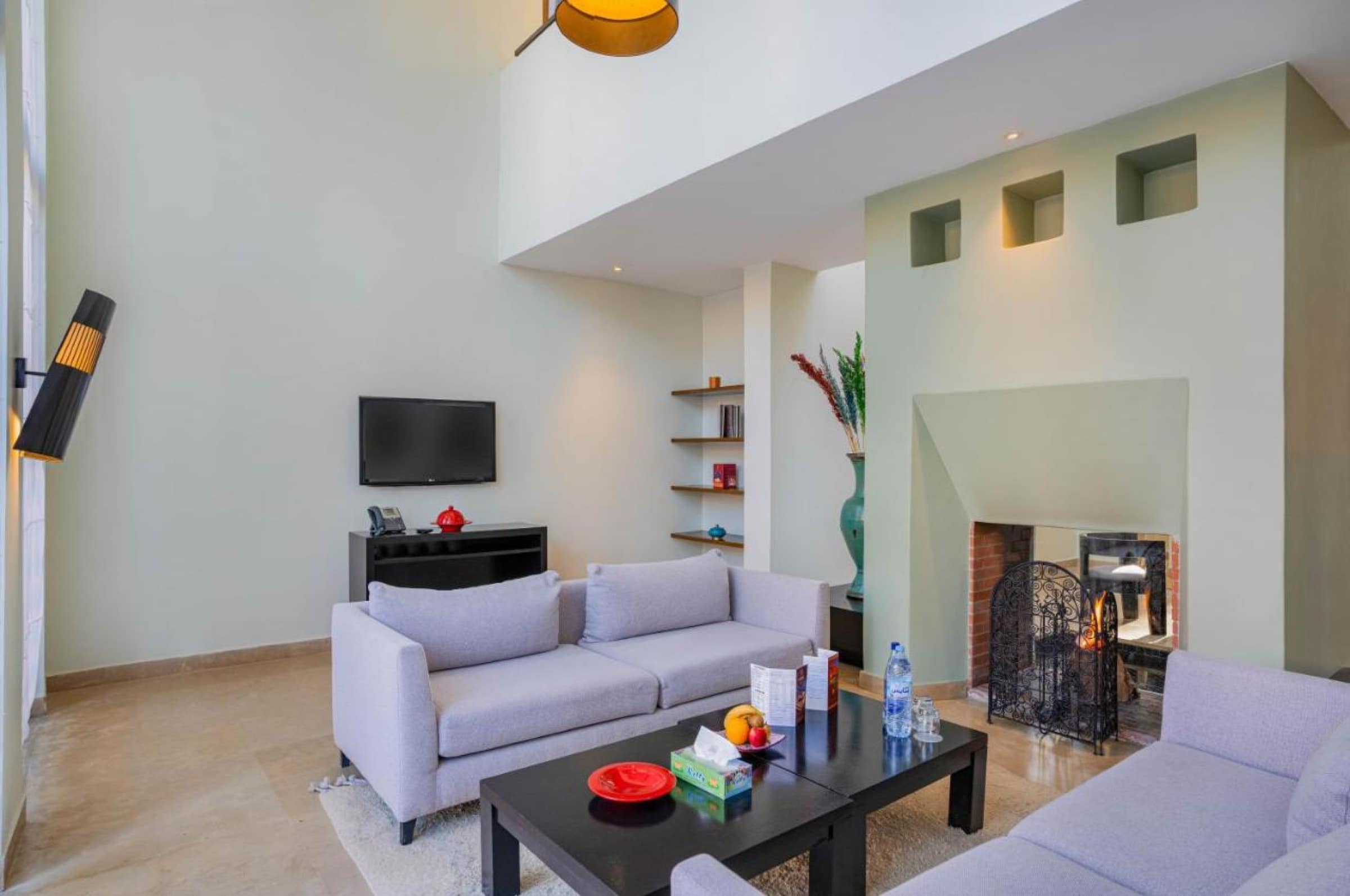 Le salon d'une villa, cheminée et double hauteur