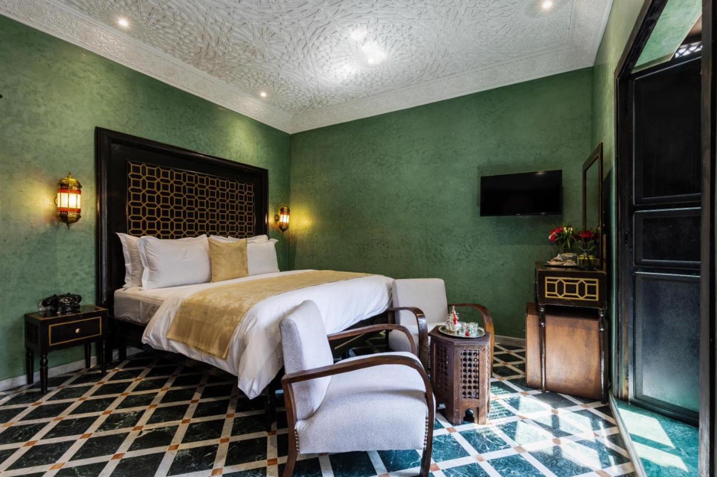 Une chambre en tadelakt vert, plafond de plâtre sculpté