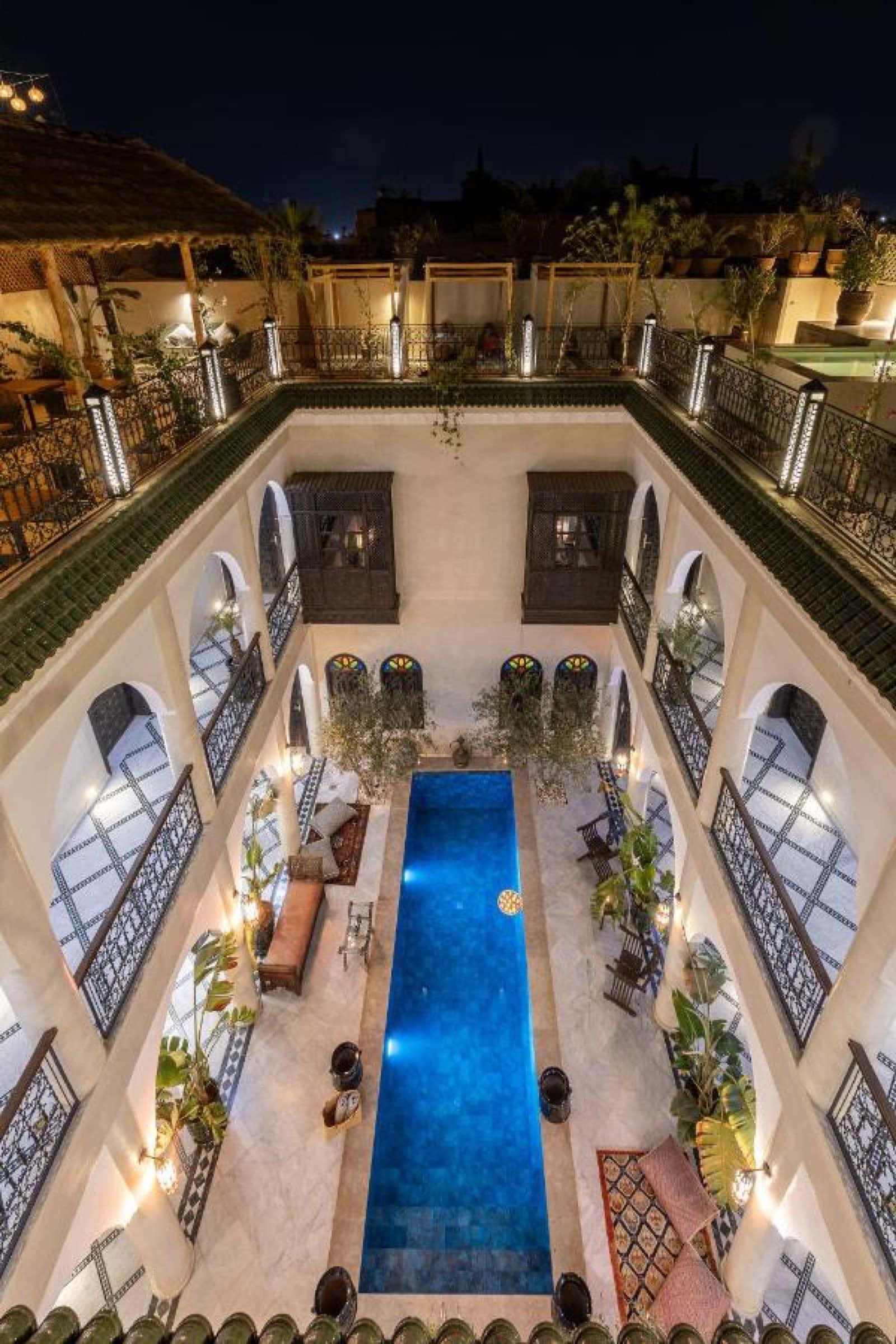 Le patio et sa piscine, à la nuit tombée