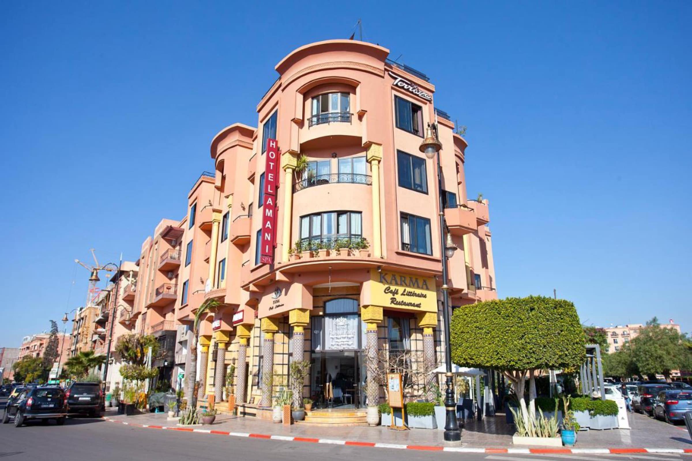 La façade rose sur l'avenue Mohammed VI et le café Karma