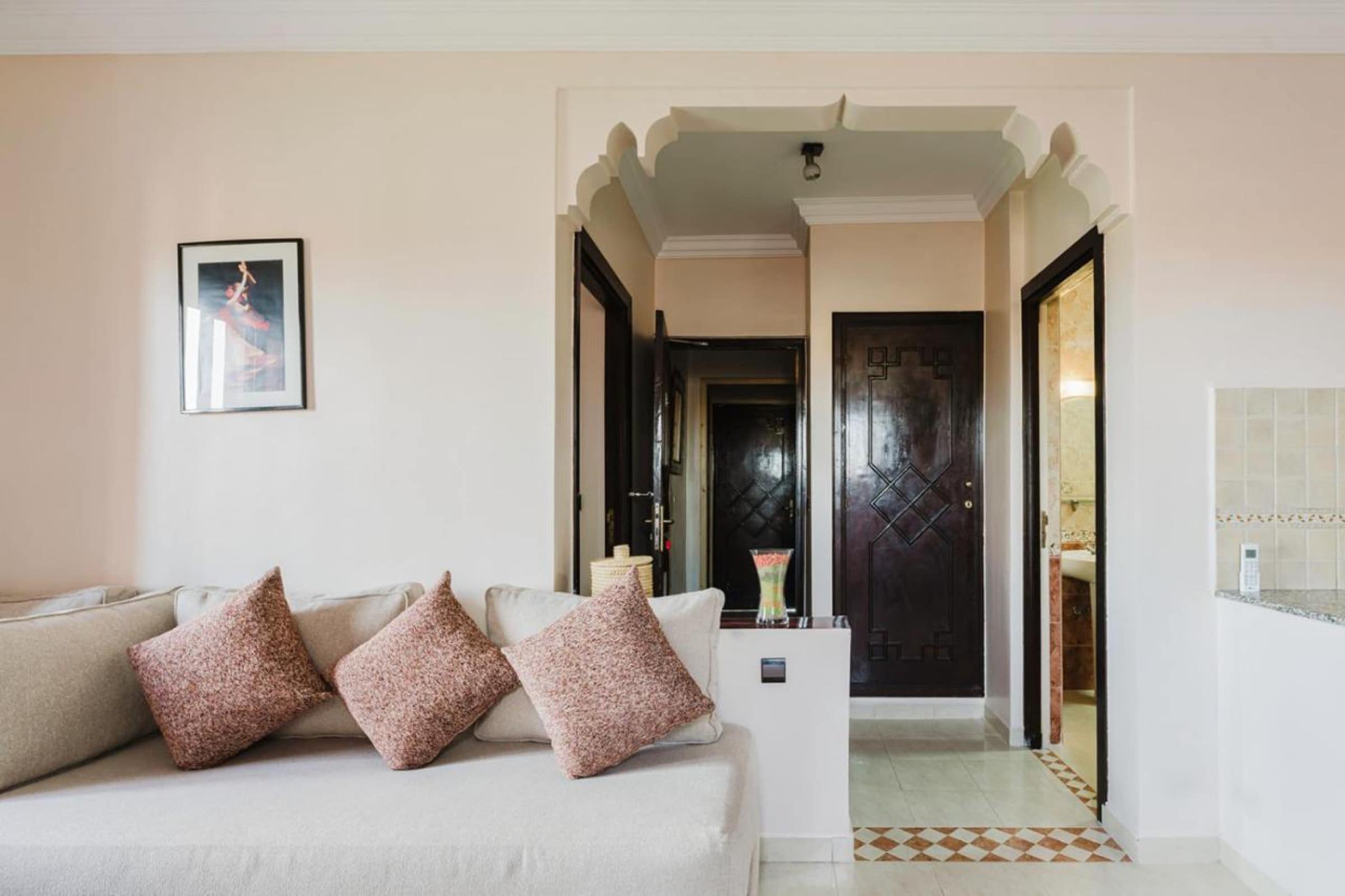 Une suite à arche marocaine, coin salon et kitchenette