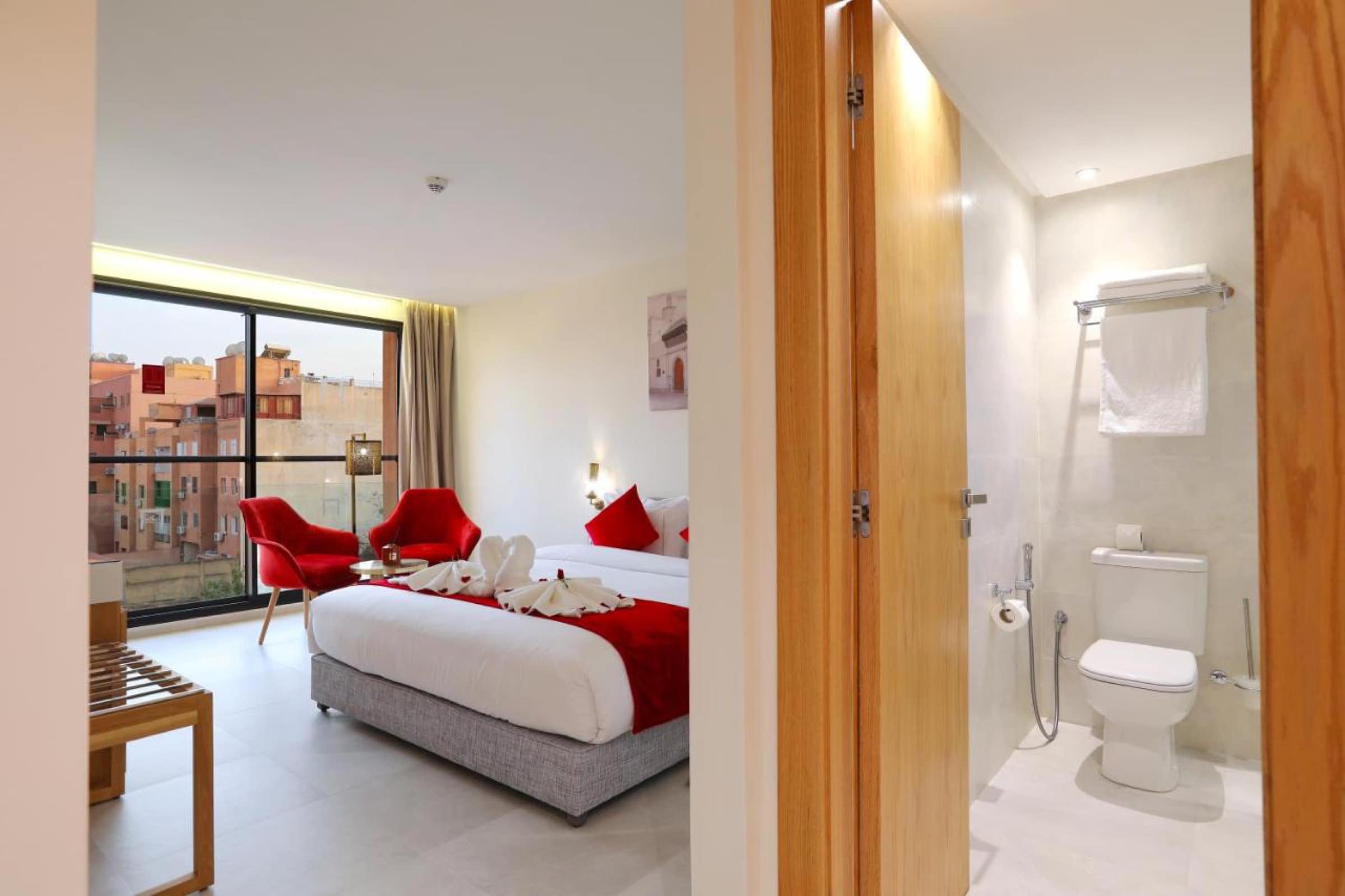 Une chambre à lits jumeaux et sa salle de bains attenante