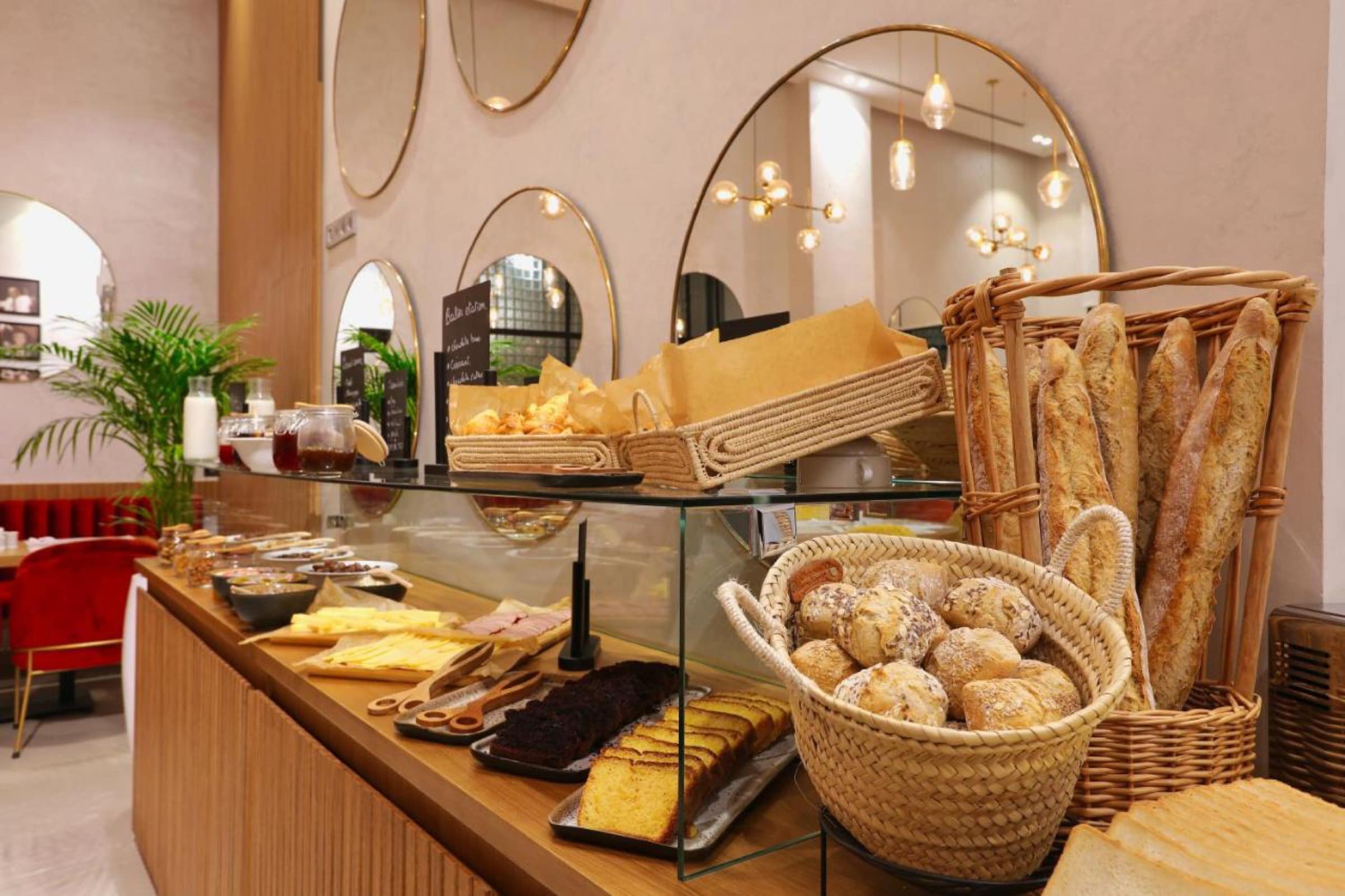 Le buffet du petit-déjeuner, pains et pâtisseries du matin