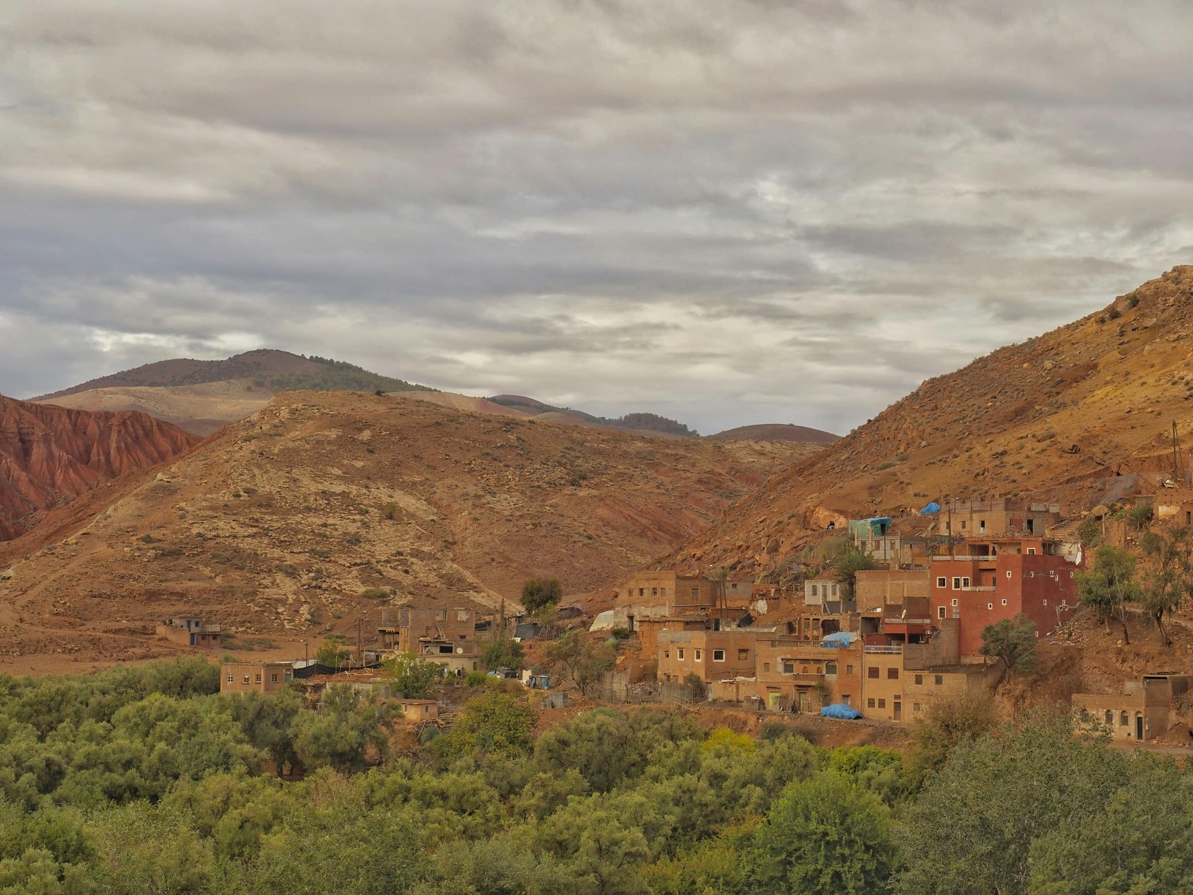 Un village berbère de pisé rouge dans une vallée du Haut Atlas.