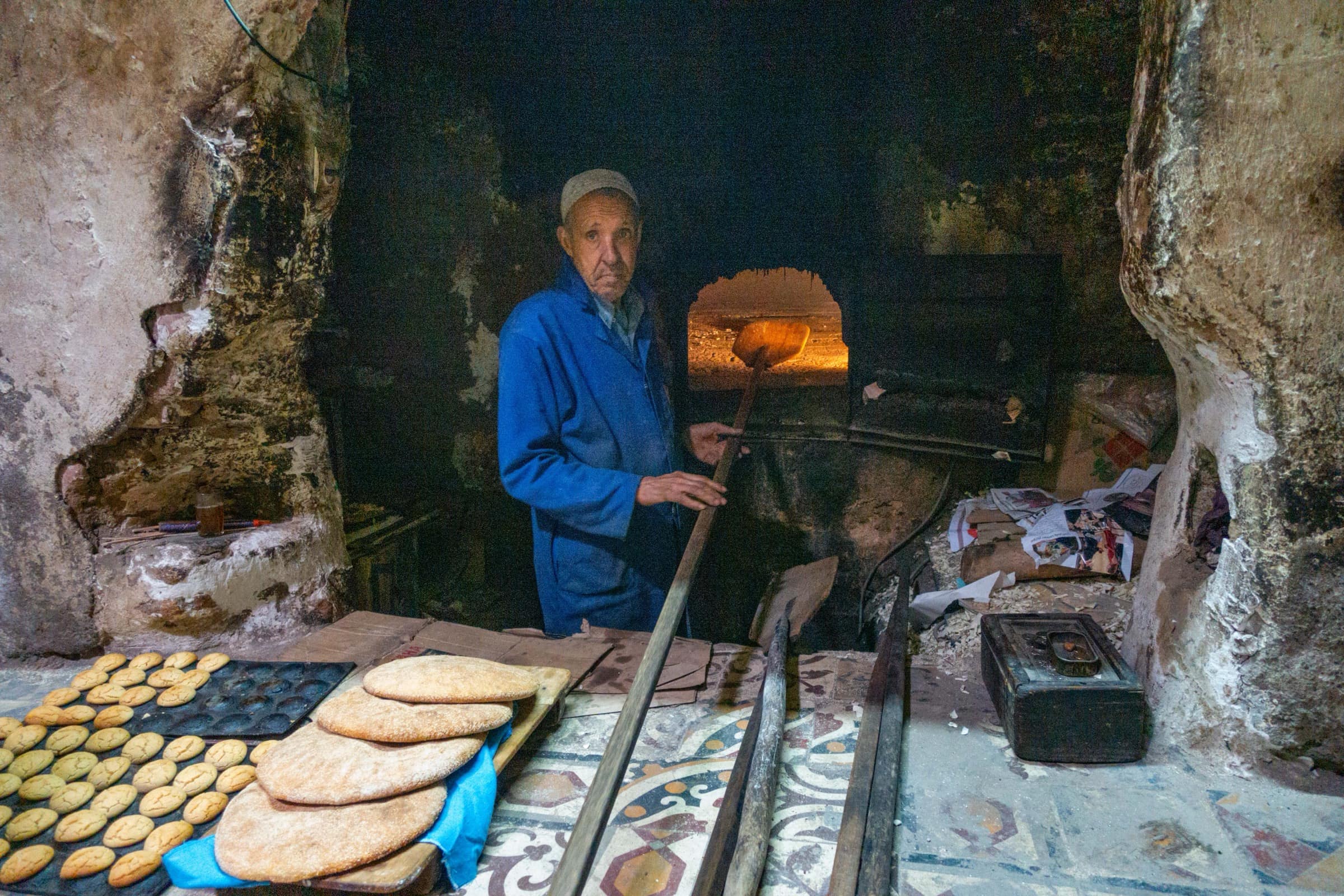 Boulanger devant un four à bois traditionnel, ferran de la médina de Marrakech