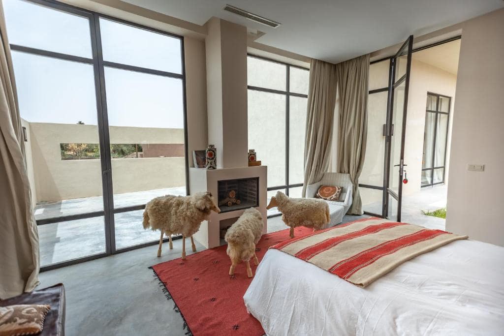 Une chambre face à la terrasse, moutons de laine pour décor
