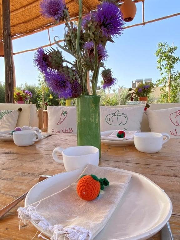 La table dressée au jardin, serviettes brodées de légumes