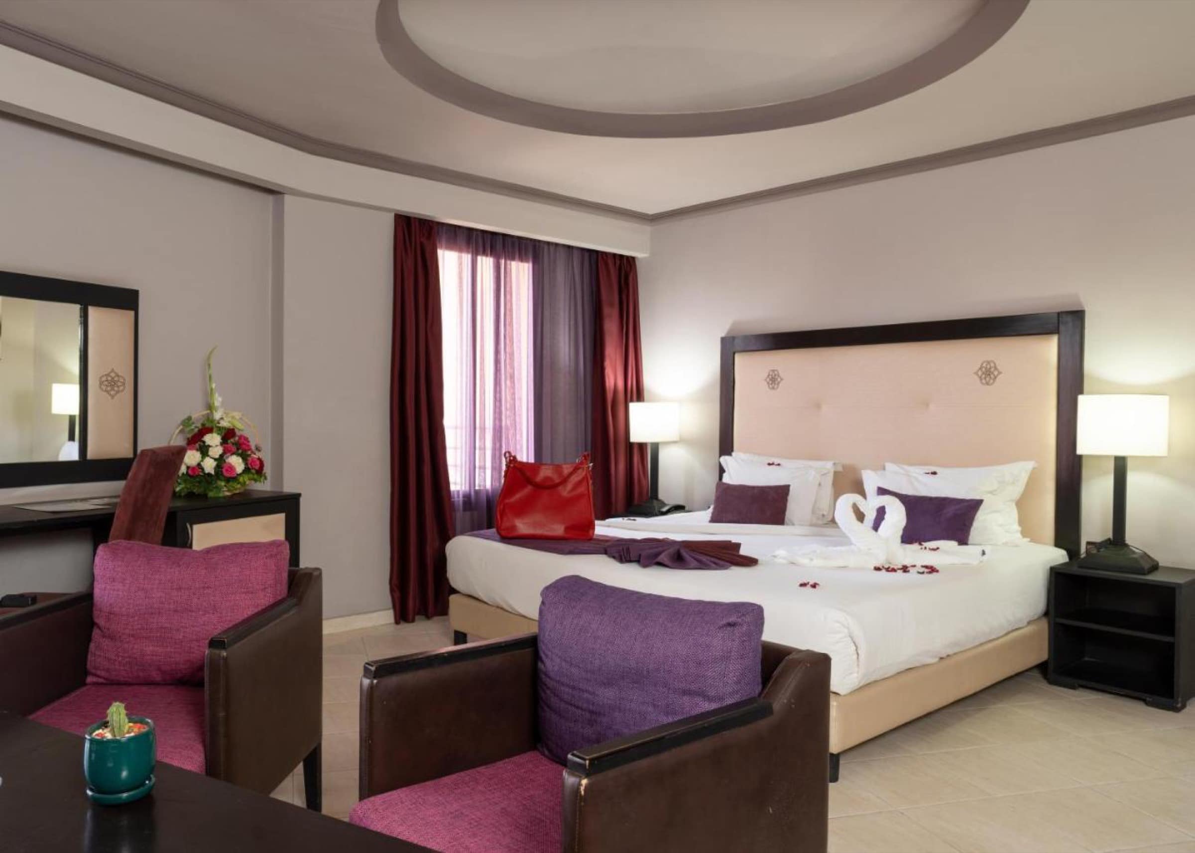 Une chambre au décor plus classique, tentures grenat