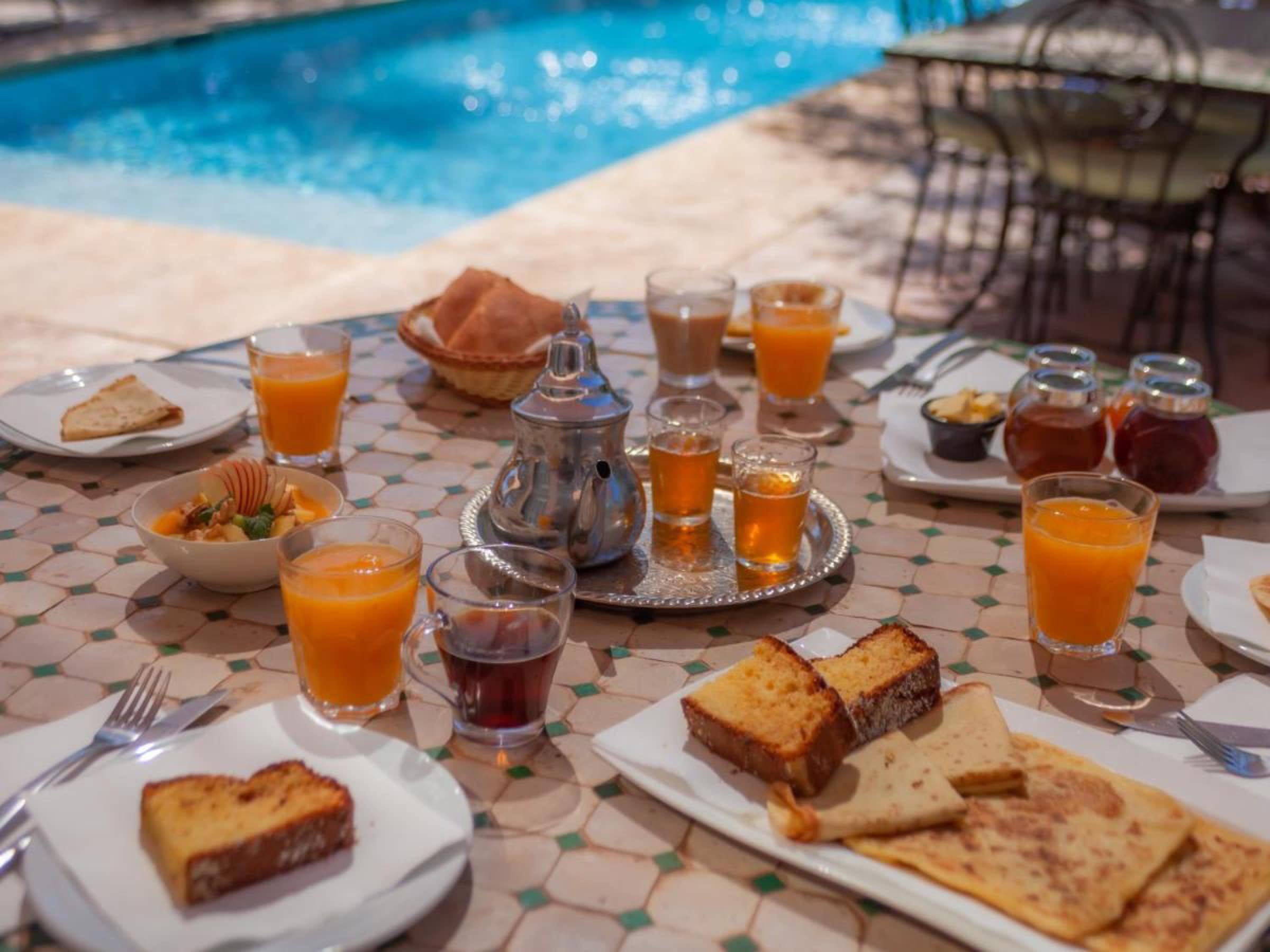 Le petit-déjeuner servi au bord du bassin