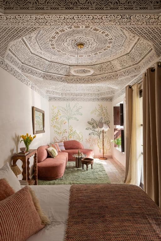 Une chambre sous un plafond de plâtre ciselé