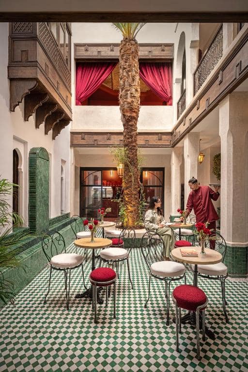 Le second patio, son palmier et la table dressée pour le matin