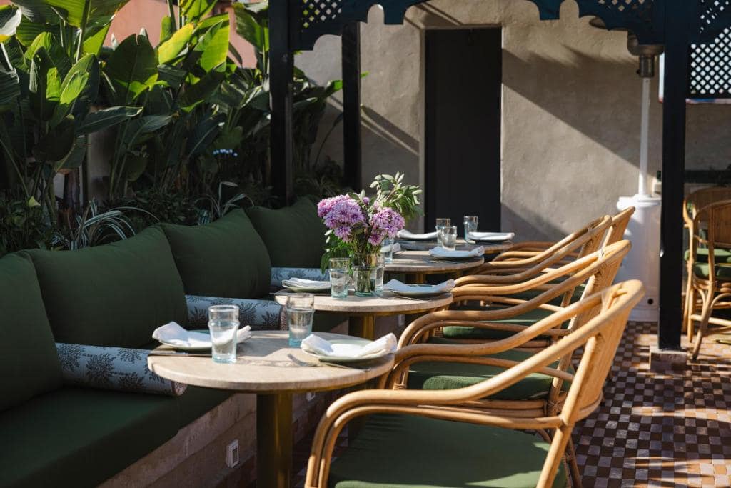 La terrasse sur les toits, banquettes et plantes à l'abri du soleil