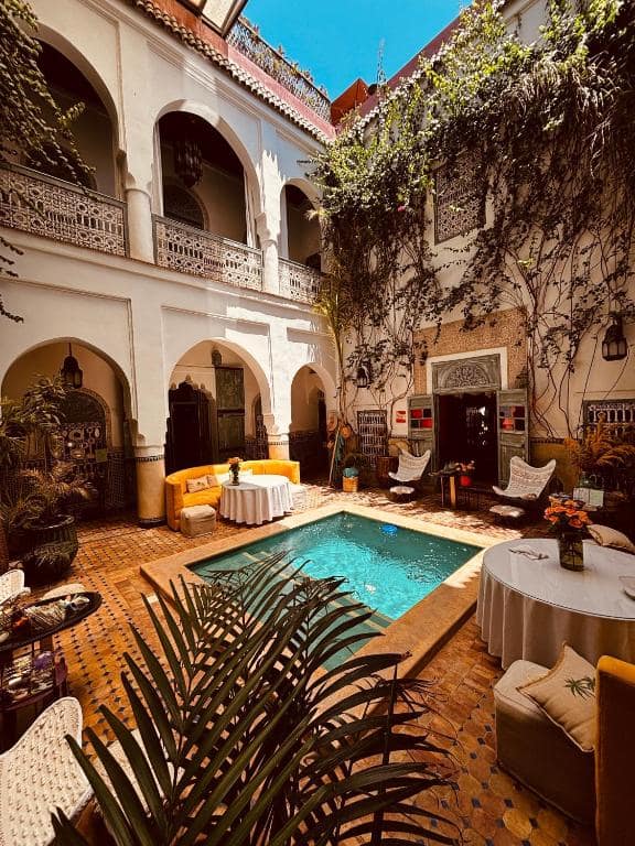 Le patio au soleil, le bassin entre les arcades