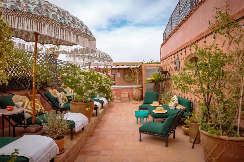 La terrasse sur les toits, parasols et banquettes