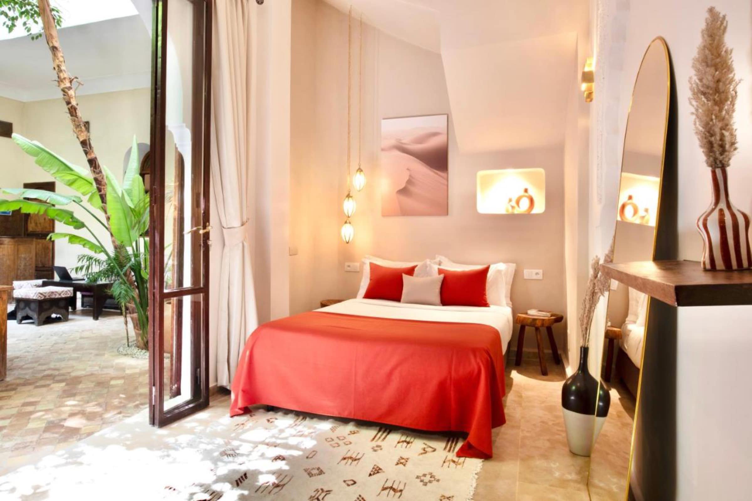 Une chambre corail ouverte sur le patio, photo du désert