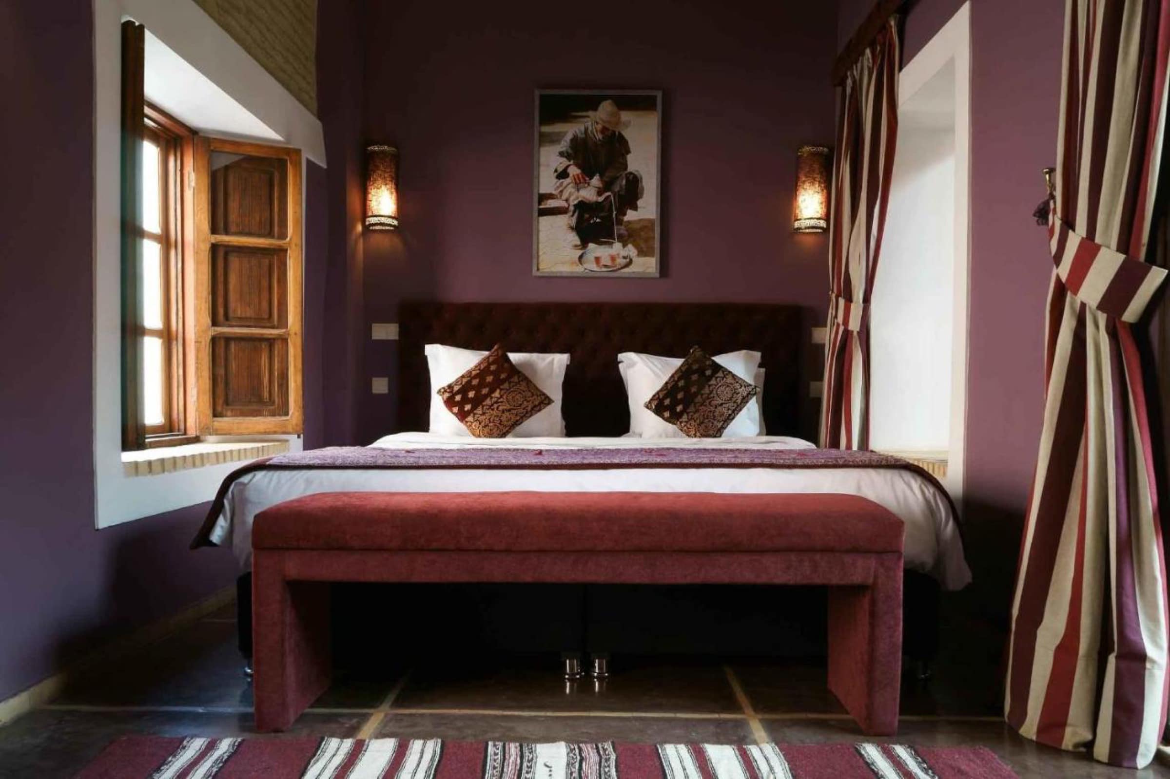 Une chambre aubergine, volets de bois et tenture rayée