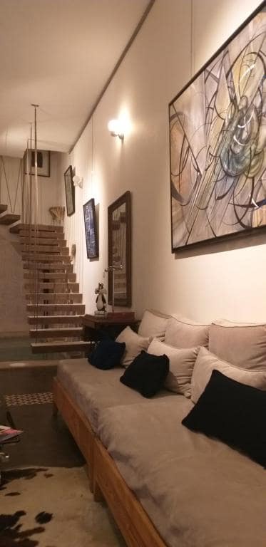 Une grande toile contemporaine au-dessus du salon bas