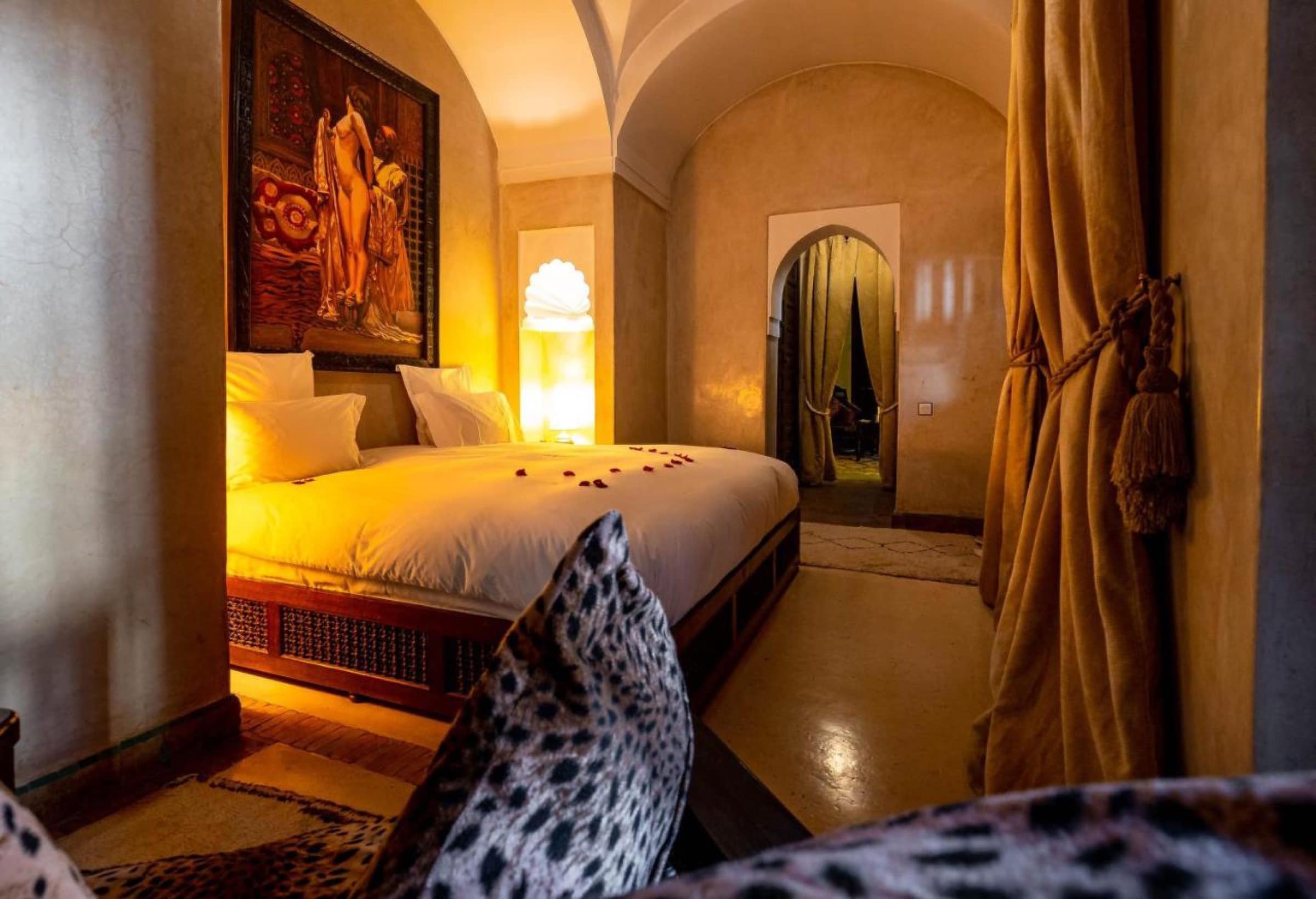 Une chambre voûtée, tadelakt et toile orientaliste