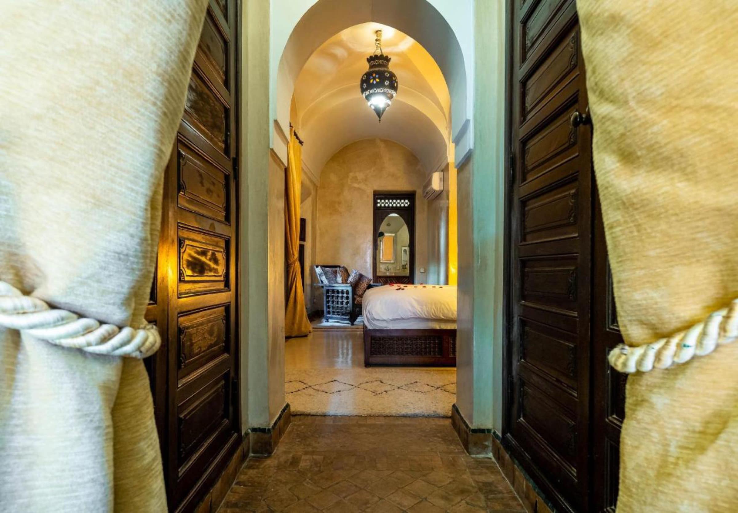 L'entrée d'une suite, doubles portes sculptées et alcôve voûtée