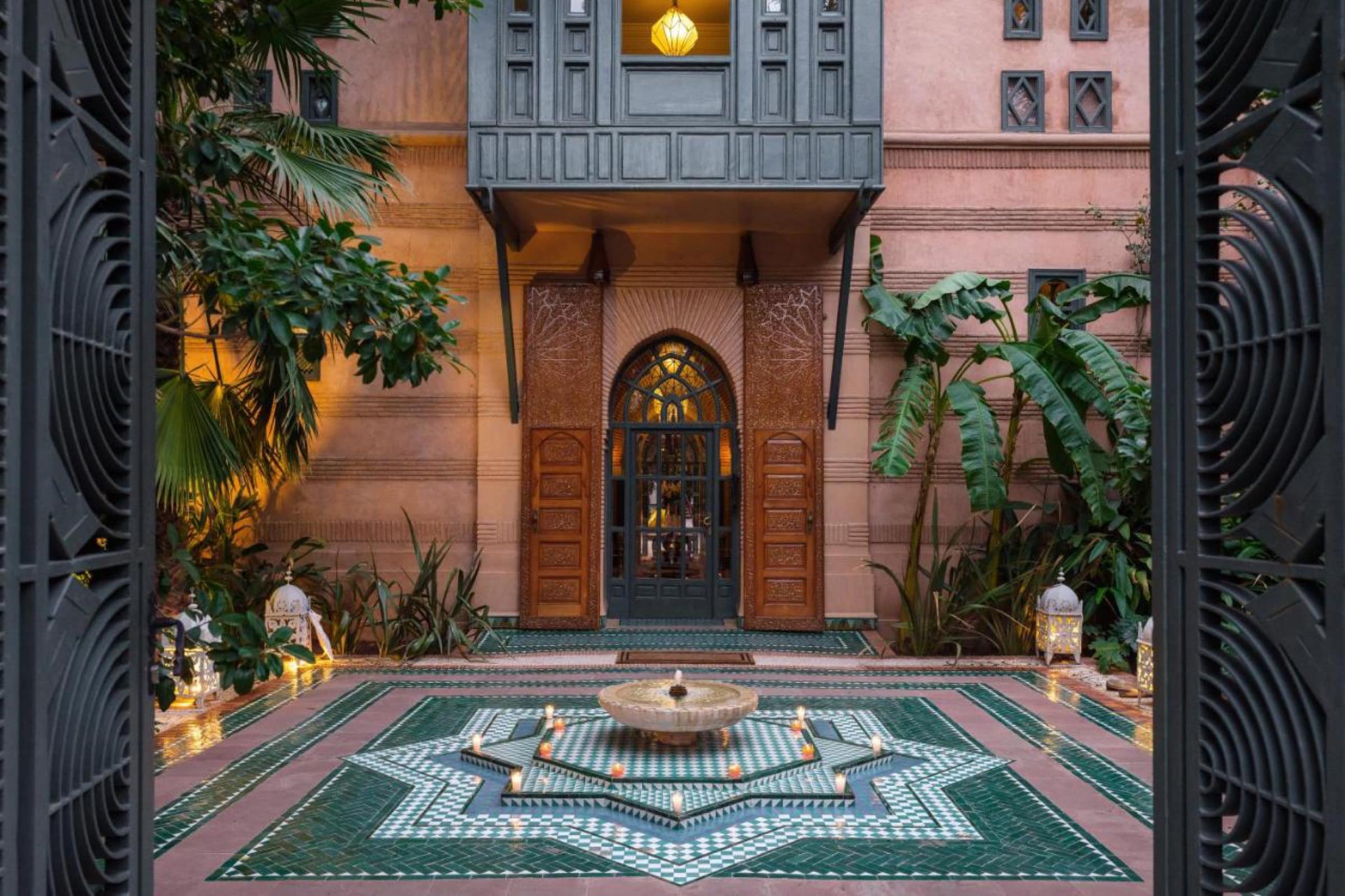 L'entrée, sa porte sculptée et sa fontaine en étoile