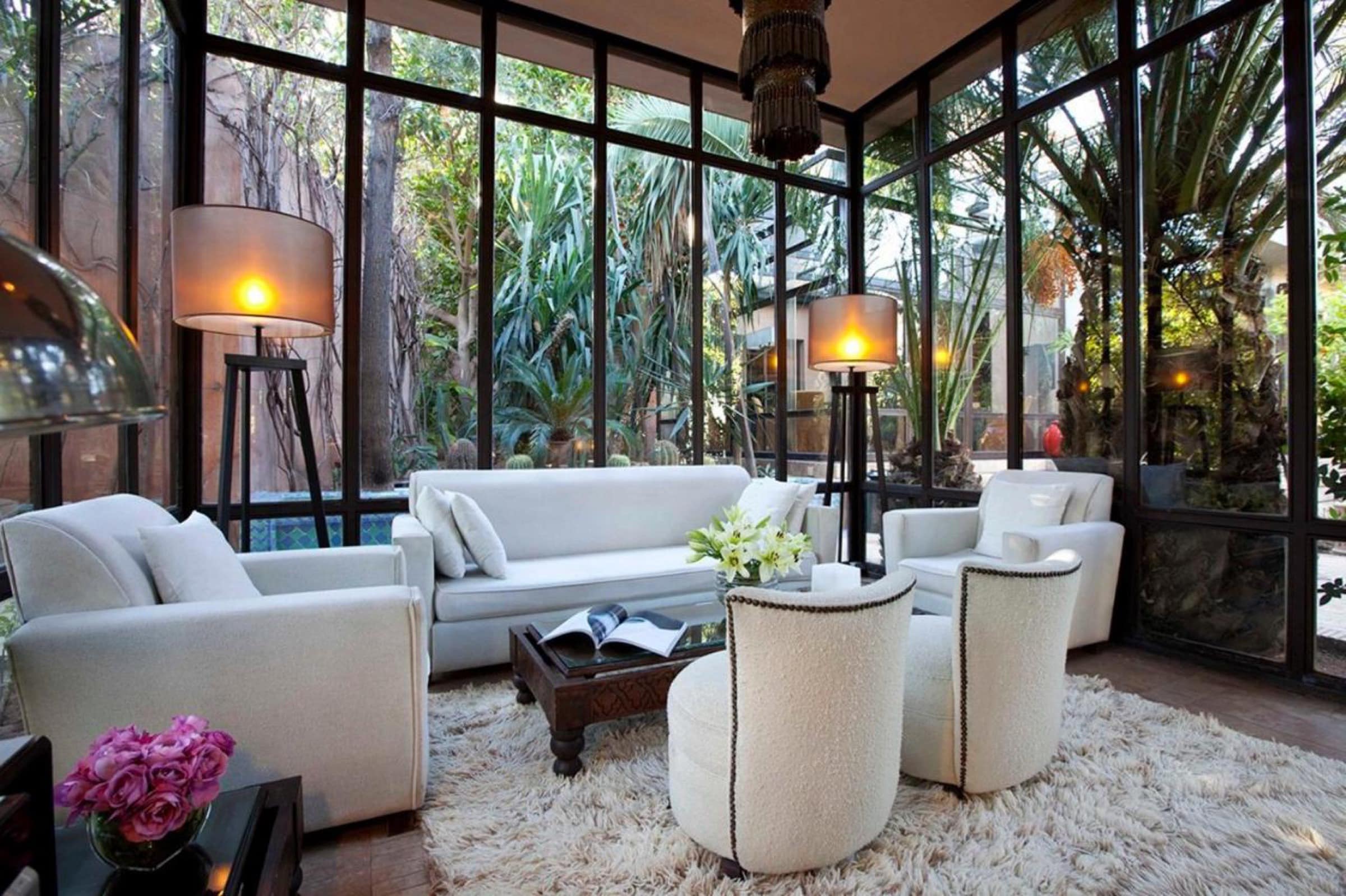 Le salon-véranda vitré, ouvert sur le jardin