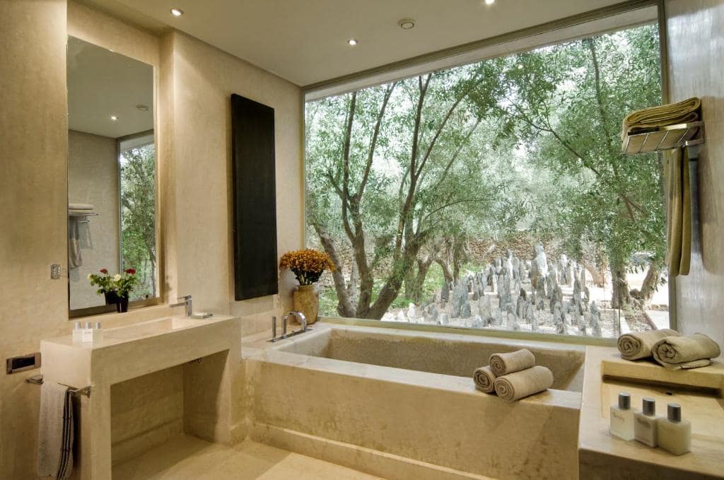 Salle de bains de tadelakt face aux oliviers