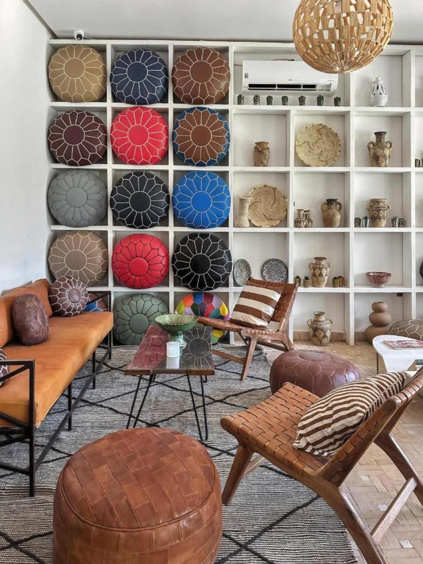 Le mur de poufs en cuir, rangés en niches