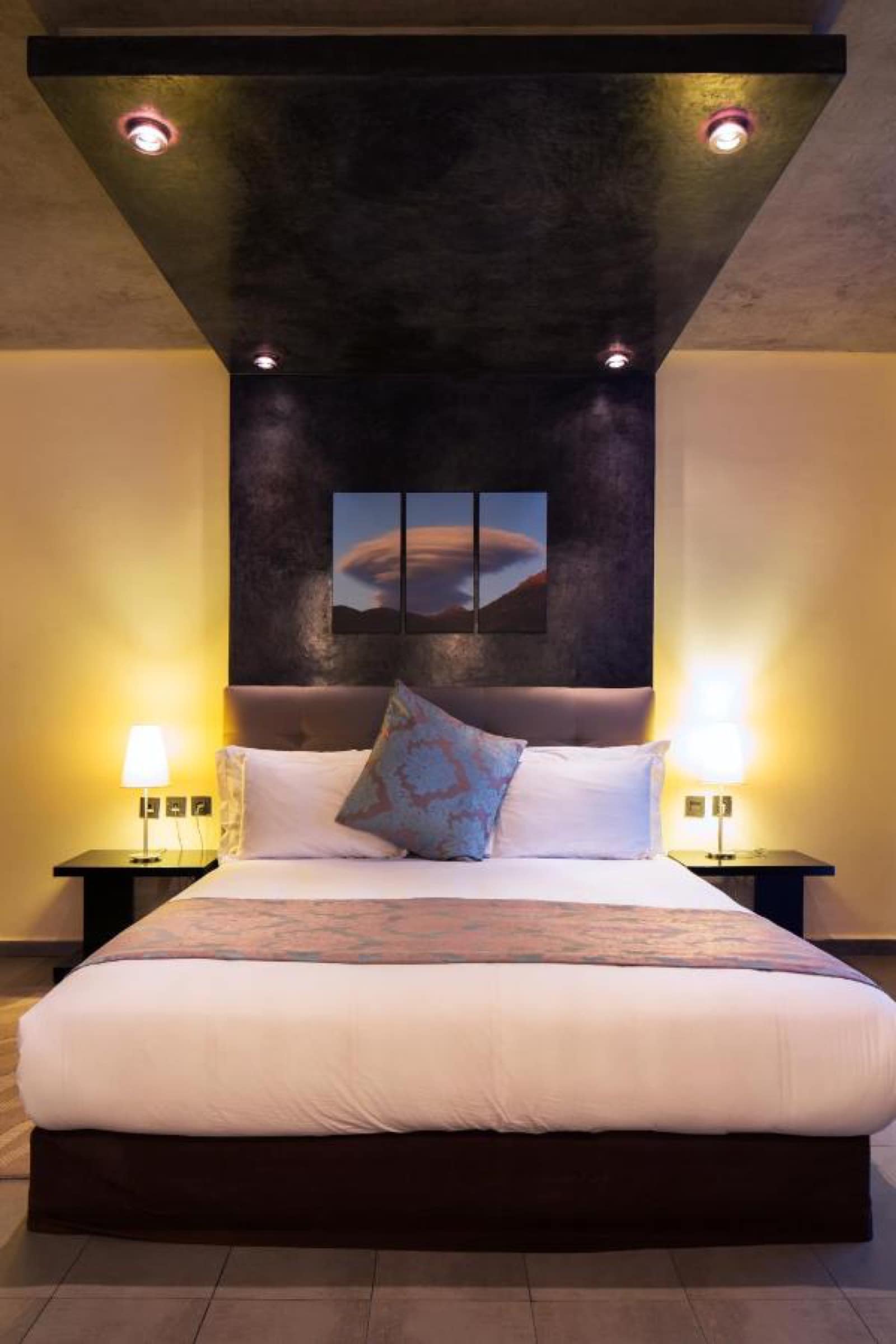 Une chambre plus sombre, tête de lit capitonnée