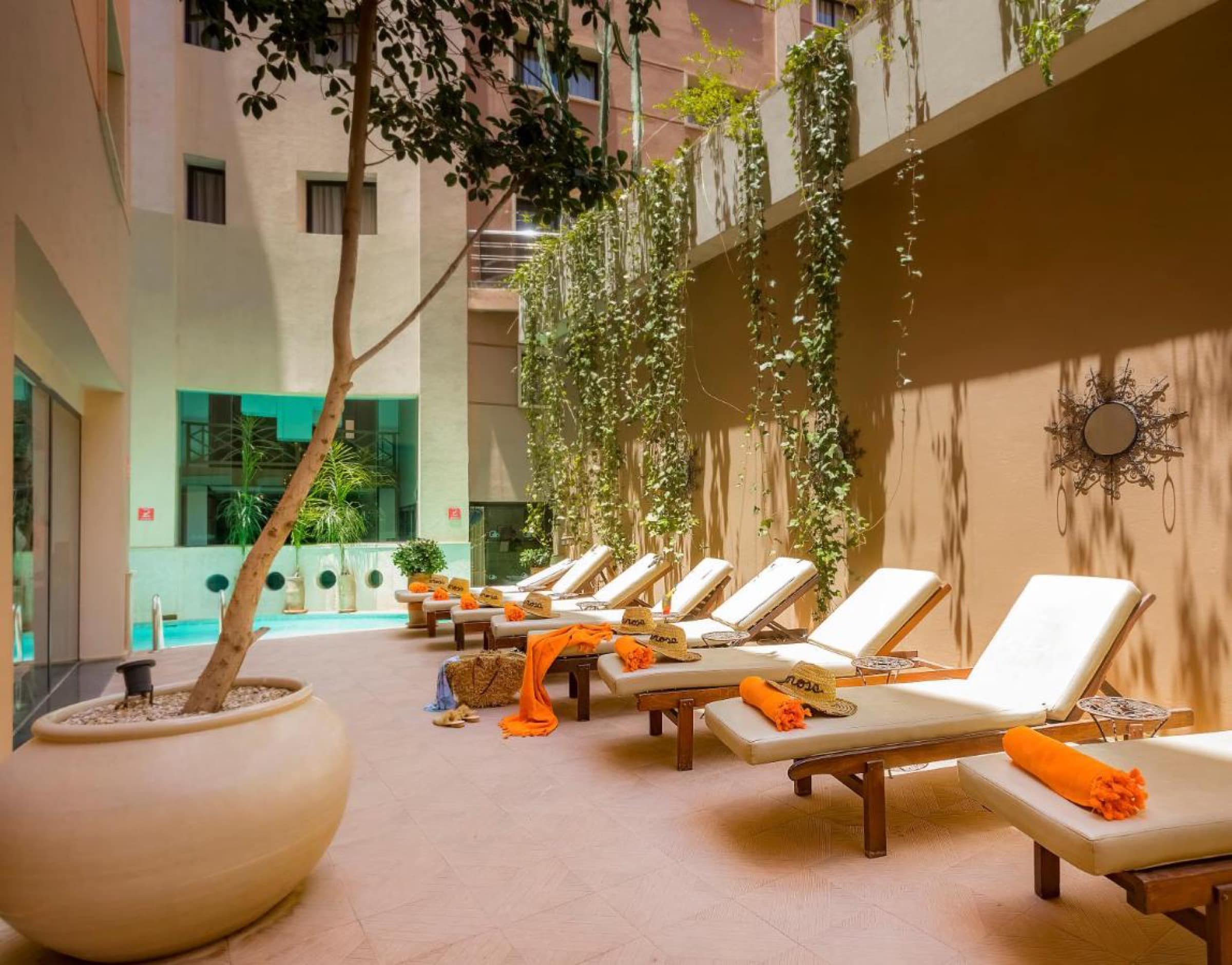 Le solarium et ses transats, au bord du bassin