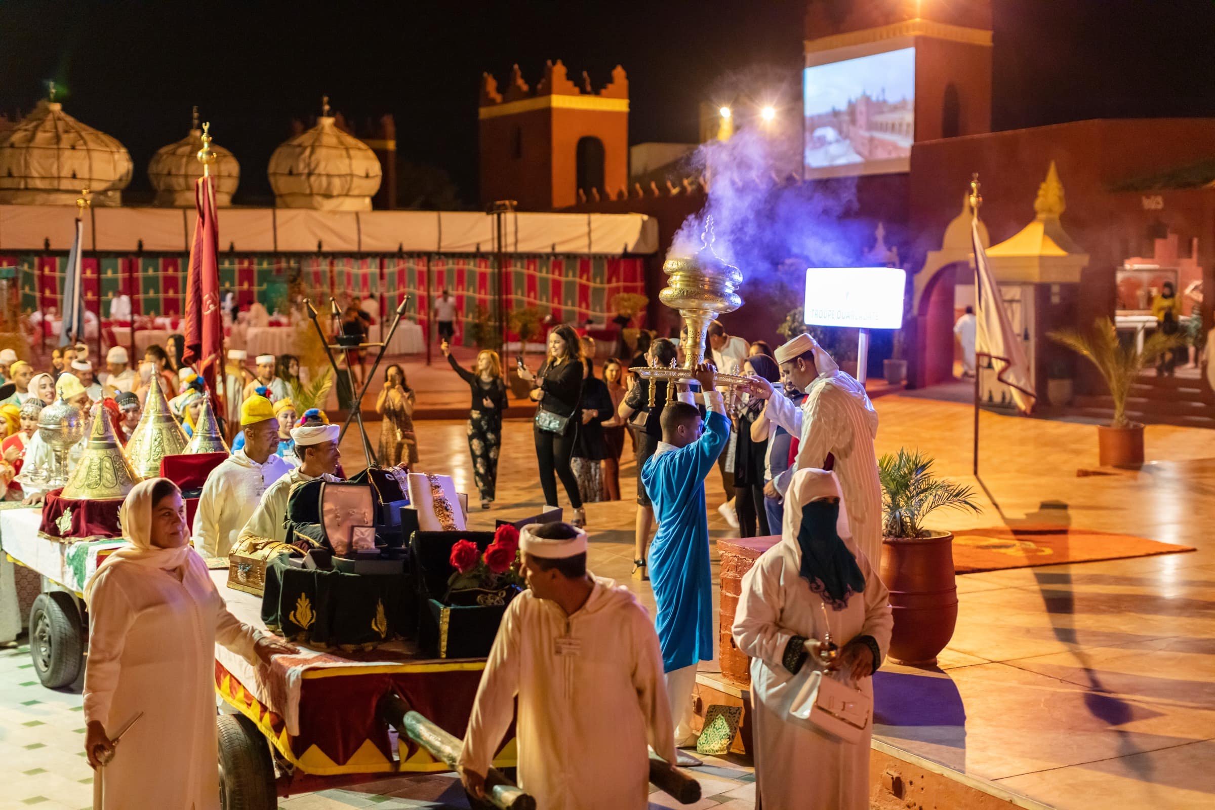 Le dîner-spectacle nocturne, décor de kasbah et tentes.