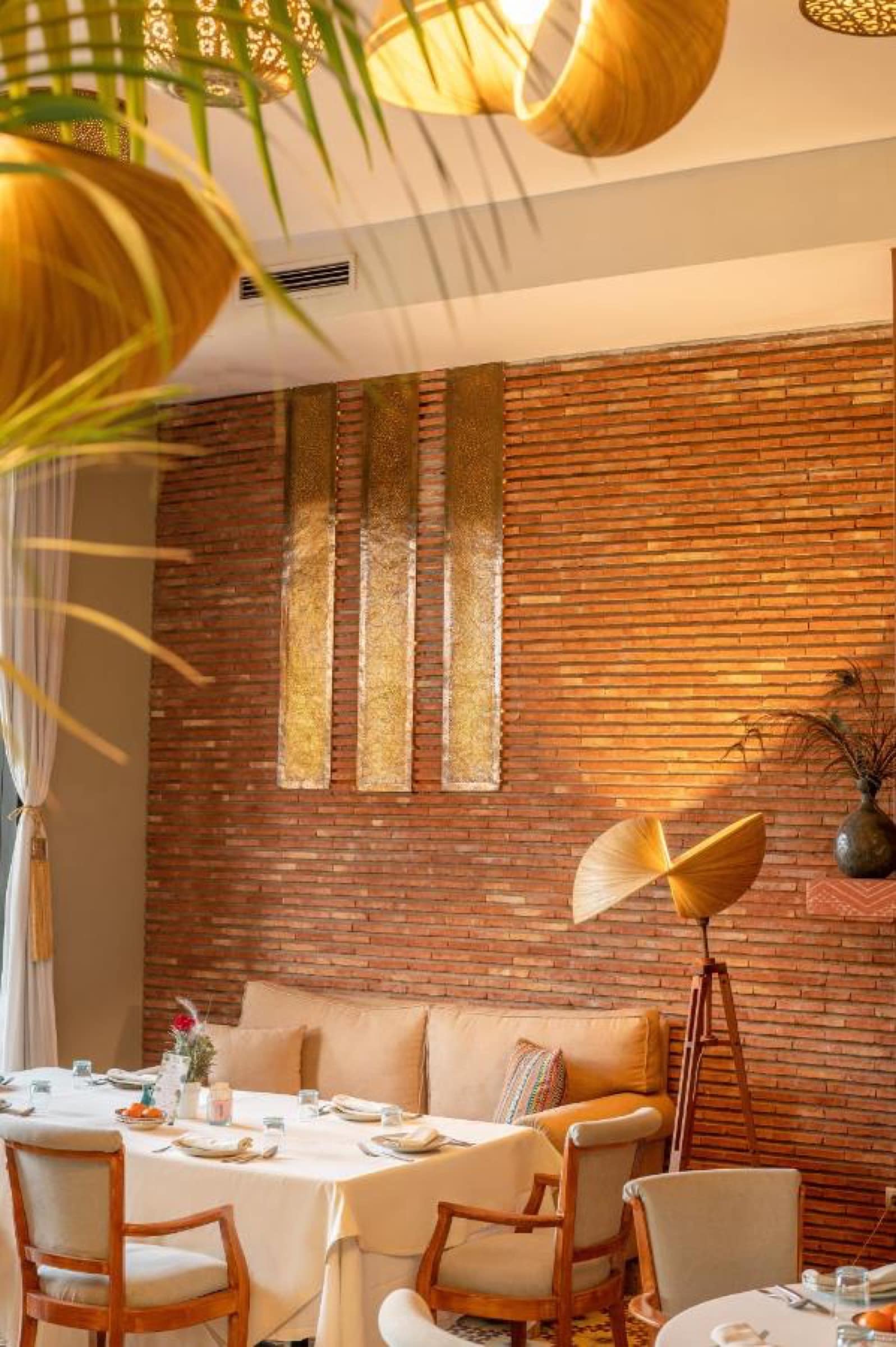Le restaurant Le Tibipt, mur de brique et lampes de rotin