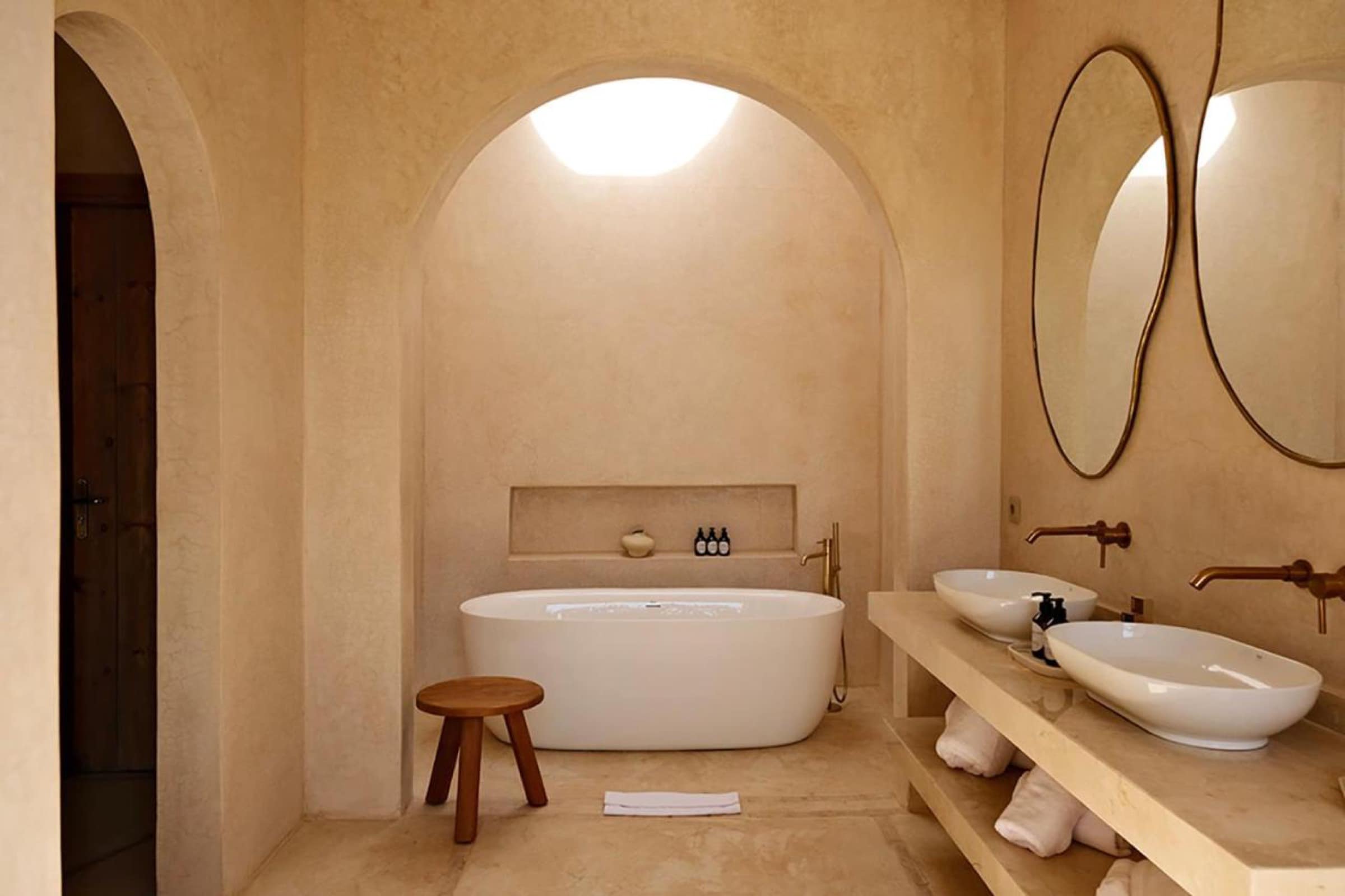 Une salle de bains en tadelakt, baignoire sous coupole