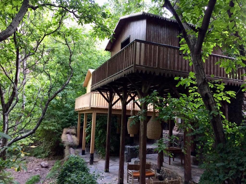 La cabane perchée sur pilotis, à deux pas de la maison
