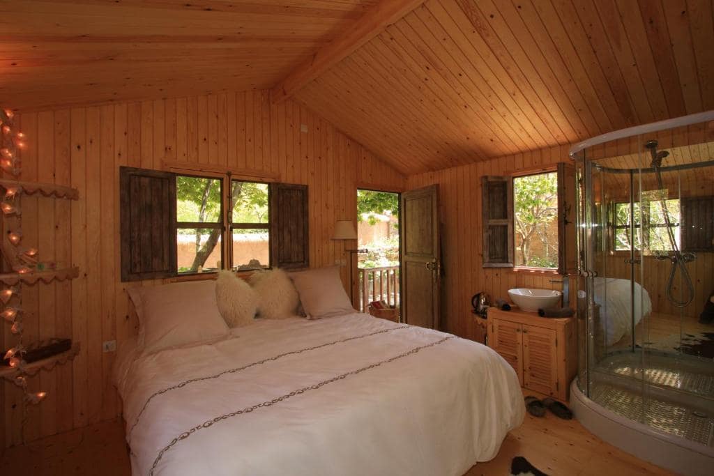 L'intérieur tout en bois d'une chambre dans les arbres