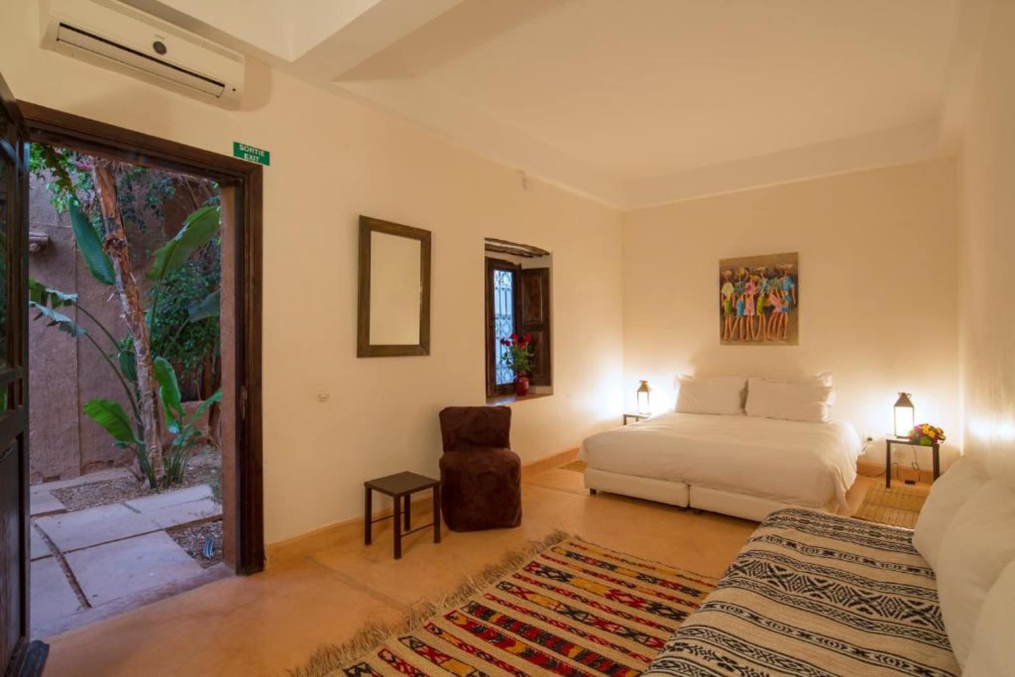 Une chambre de plain-pied ouverte sur le jardin