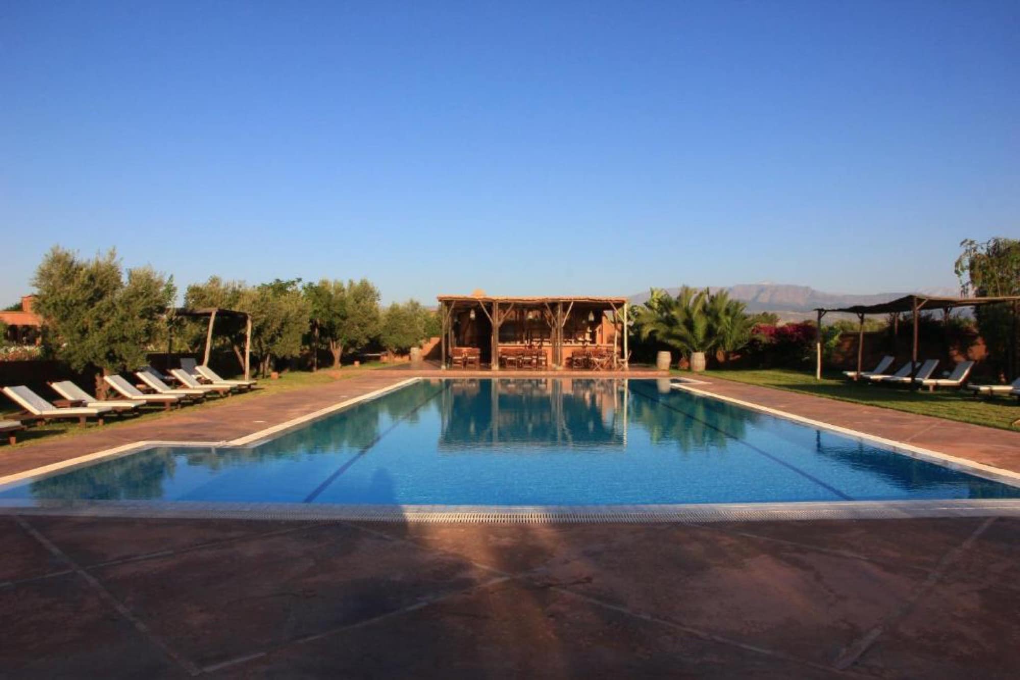 La grande piscine et son pavillon-bar, l'Atlas au fond