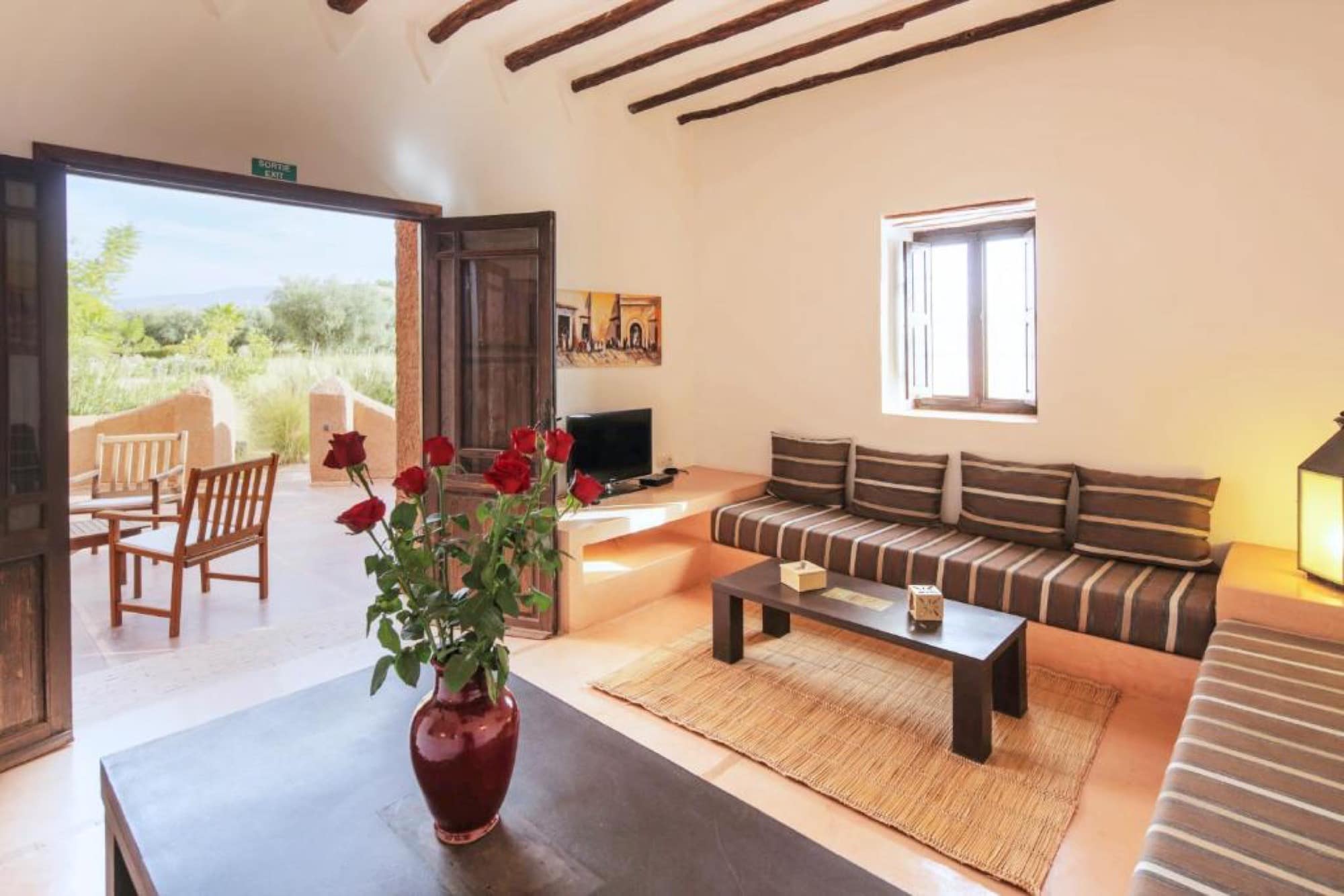 Le salon-banquette prolongé d'une terrasse sur la campagne