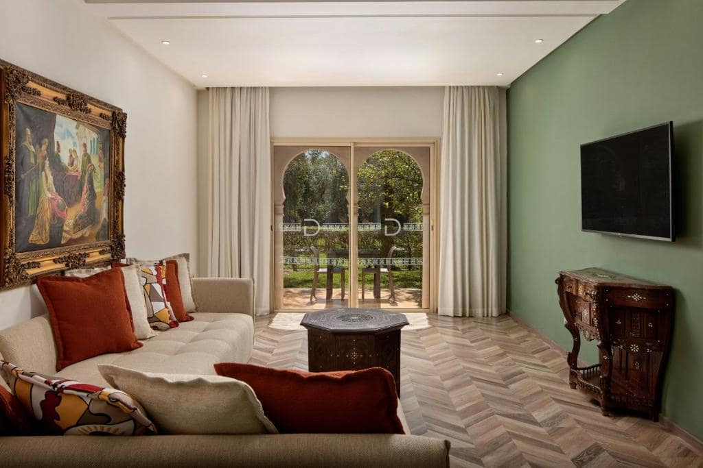 Le salon d'une suite, ouvert sur les jardins
