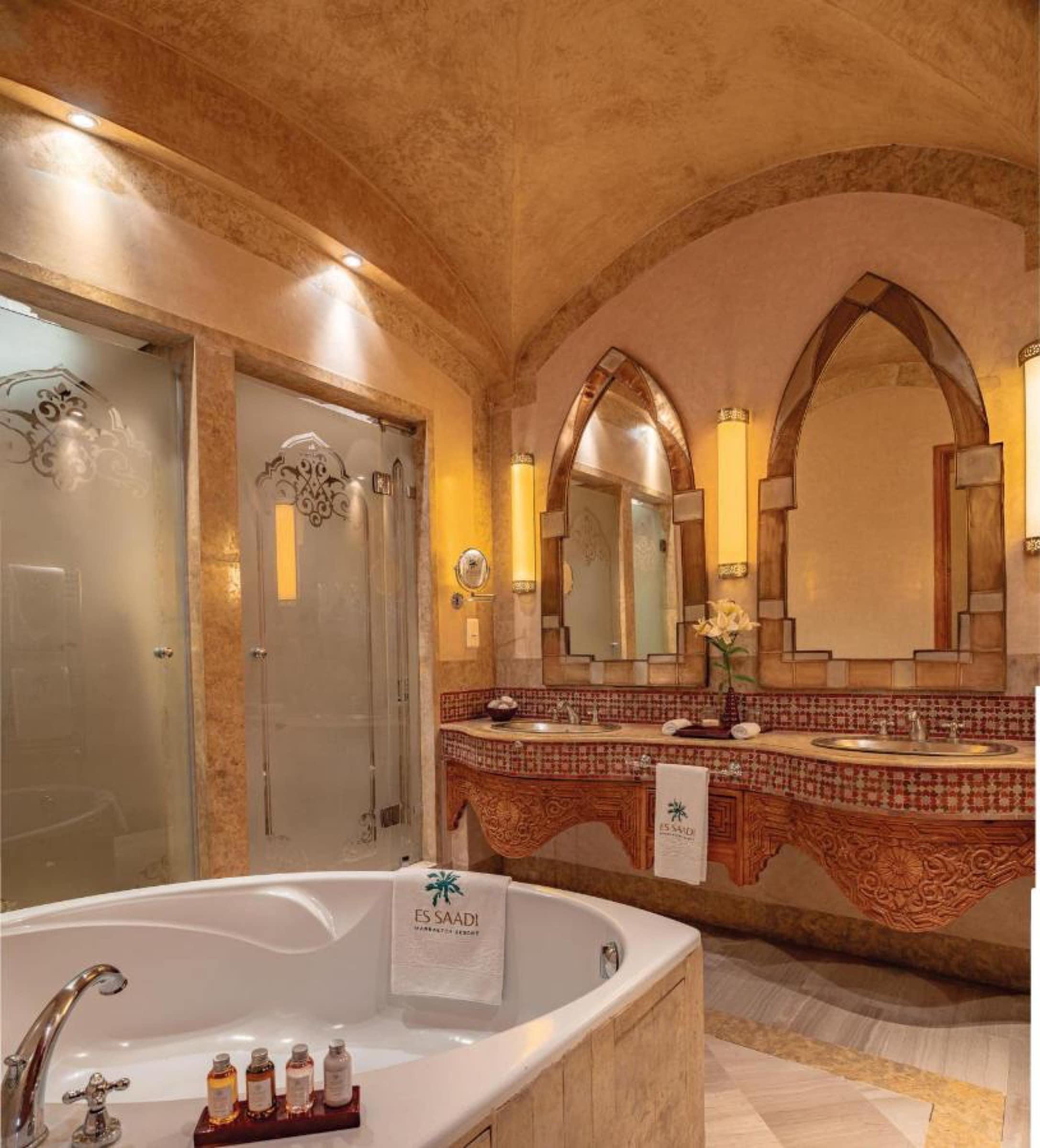 Une salle de bains en marbre, baignoire sous voûte