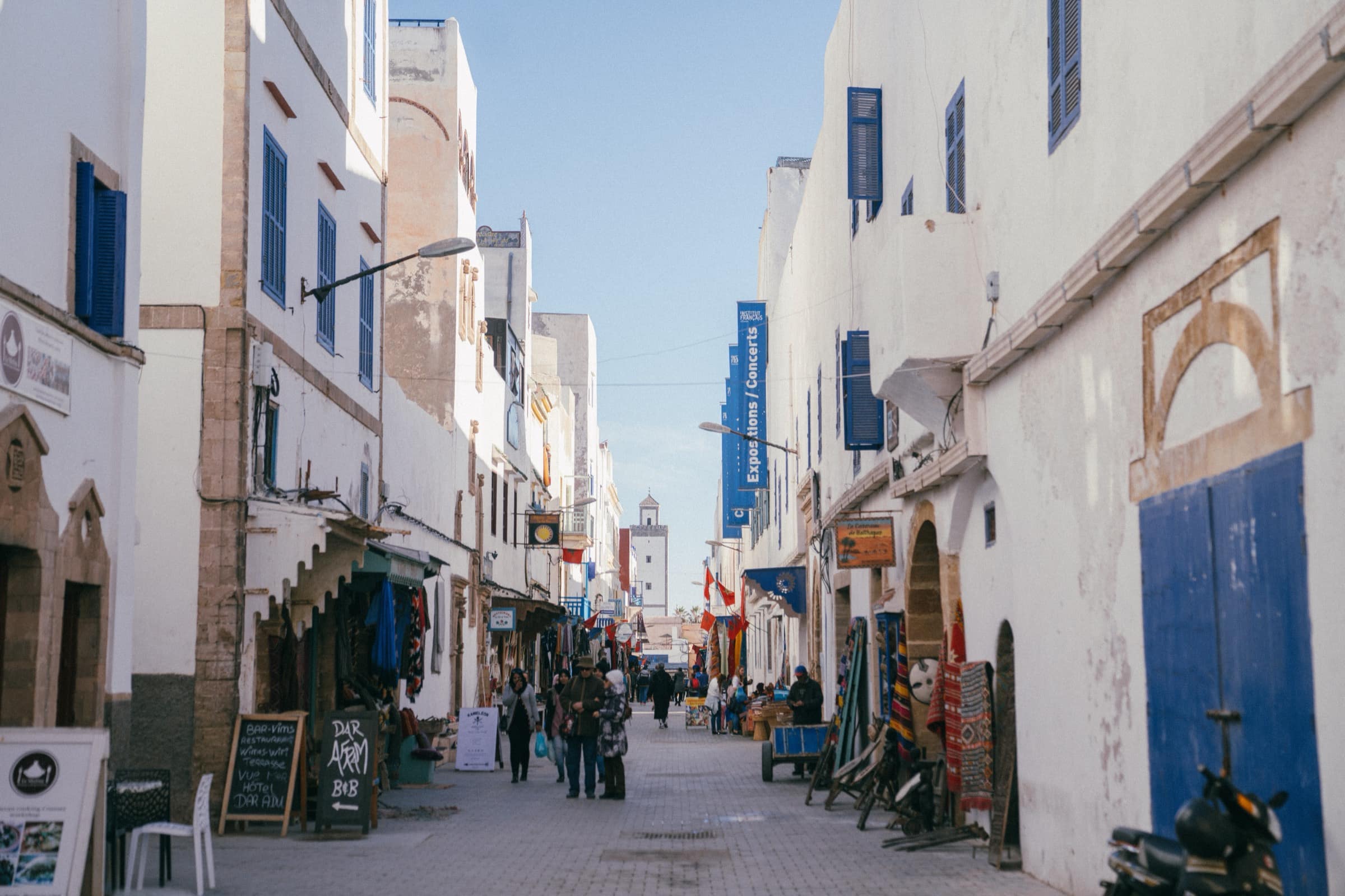Une ruelle de la médina d'Essaouira, aux volets bleus.