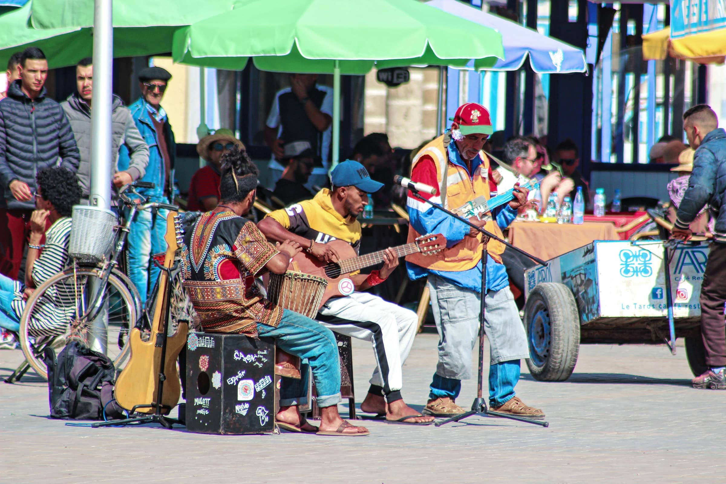 Musiciens de rue sur une place d'Essaouira.